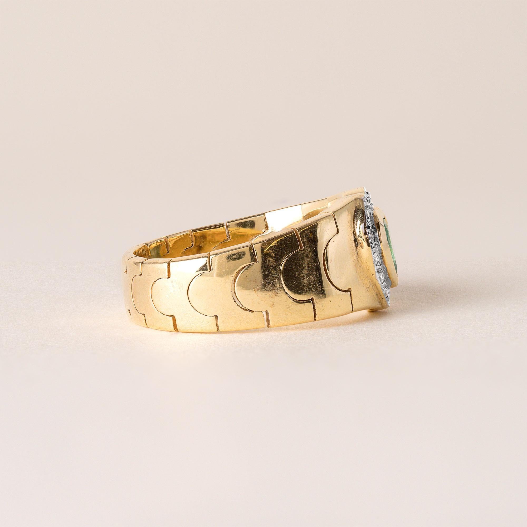 Vintage Heart Shape Emerald Diamond Halo Mesh Chain Gold Ring 18K Yellow Gold In Good Condition For Sale In Los Angeles, CA
