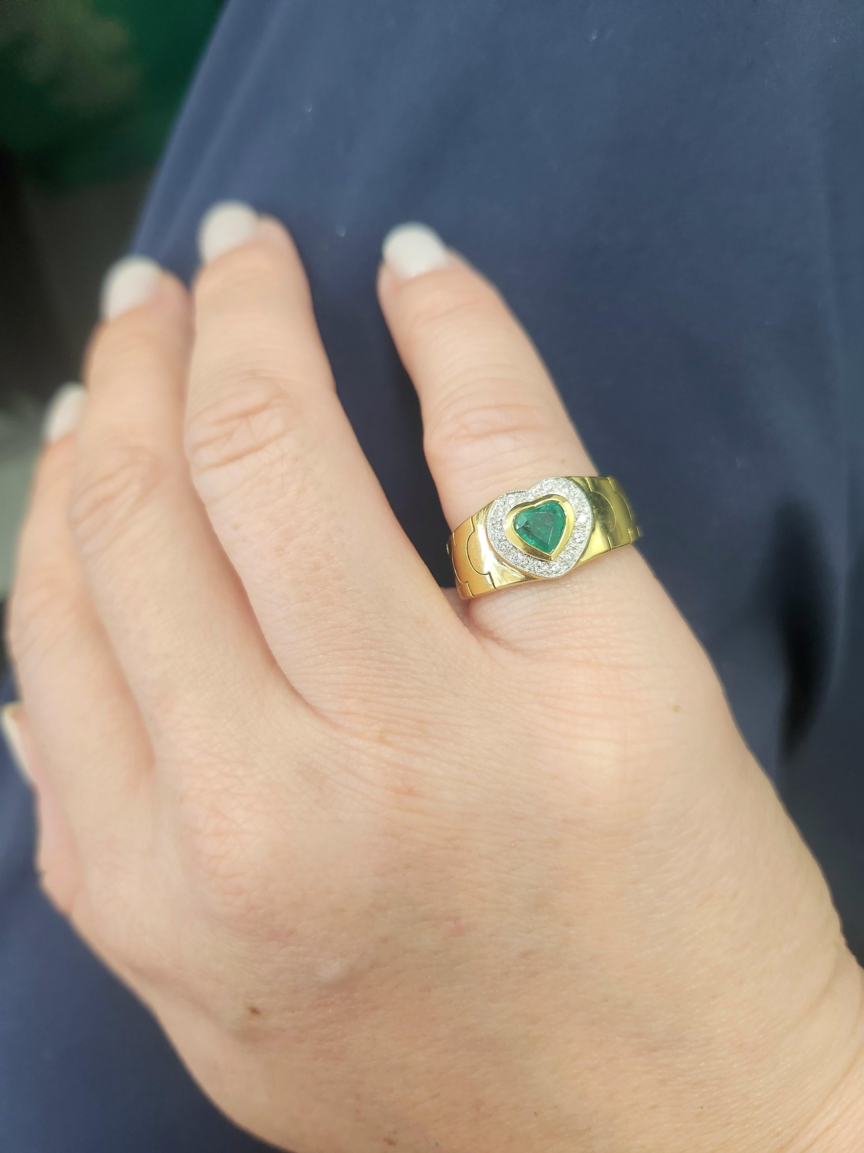 Vintage Heart Shape Emerald Diamond Halo Mesh Chain Gold Ring 18K Yellow Gold For Sale 1