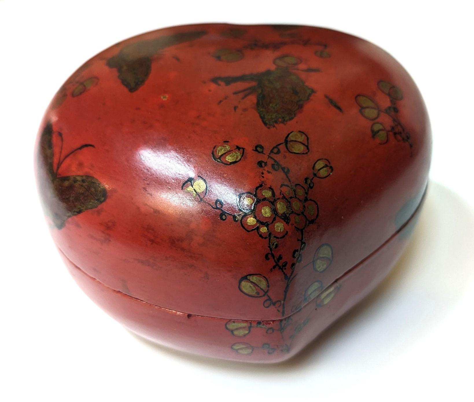 Vintage Heart Shaped Chinoiserie Box  For Sale 5