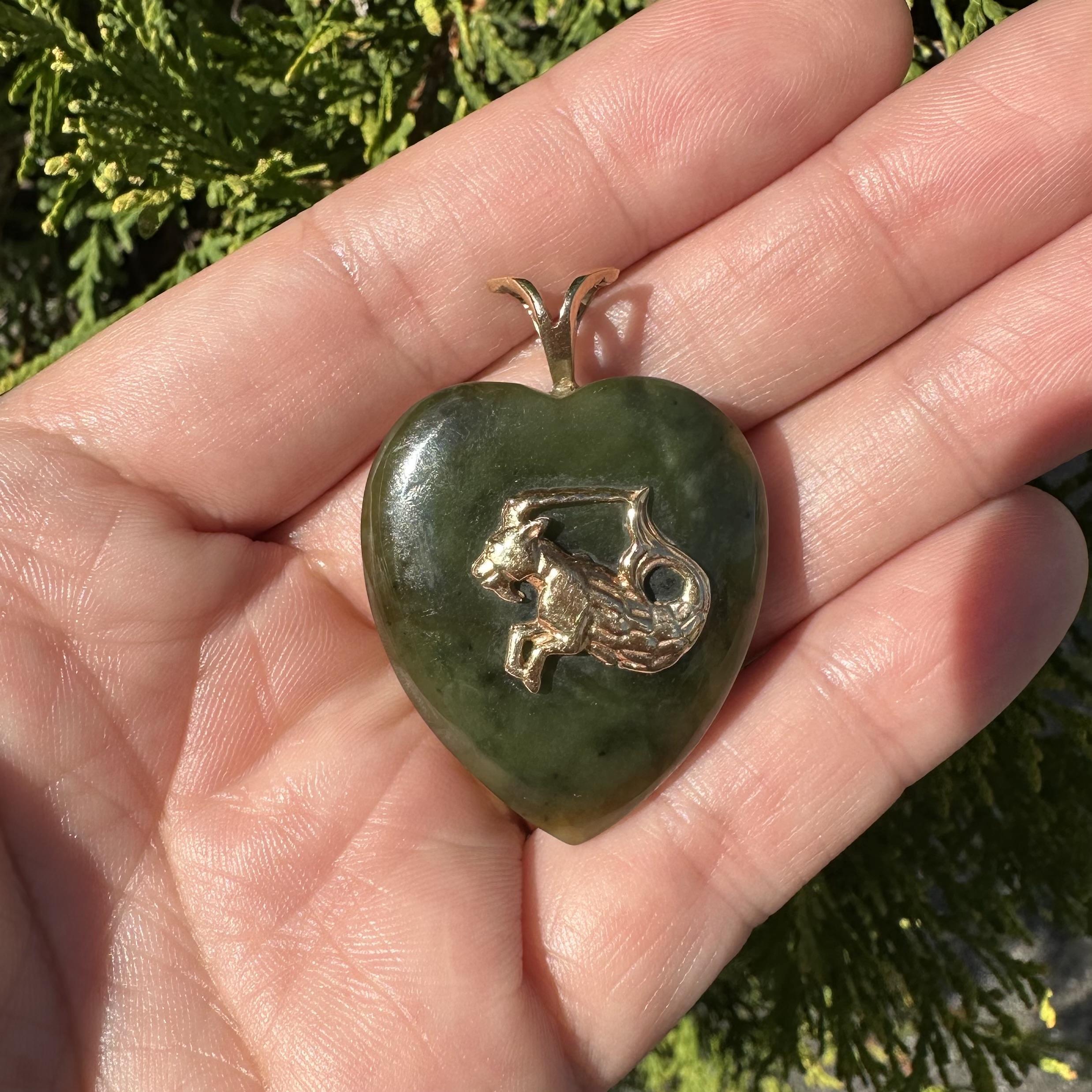 Vintage Heart Shaped Grüne Jade w / Gelbgold Steinbock Zodiac Anhänger (Herzschliff) im Angebot