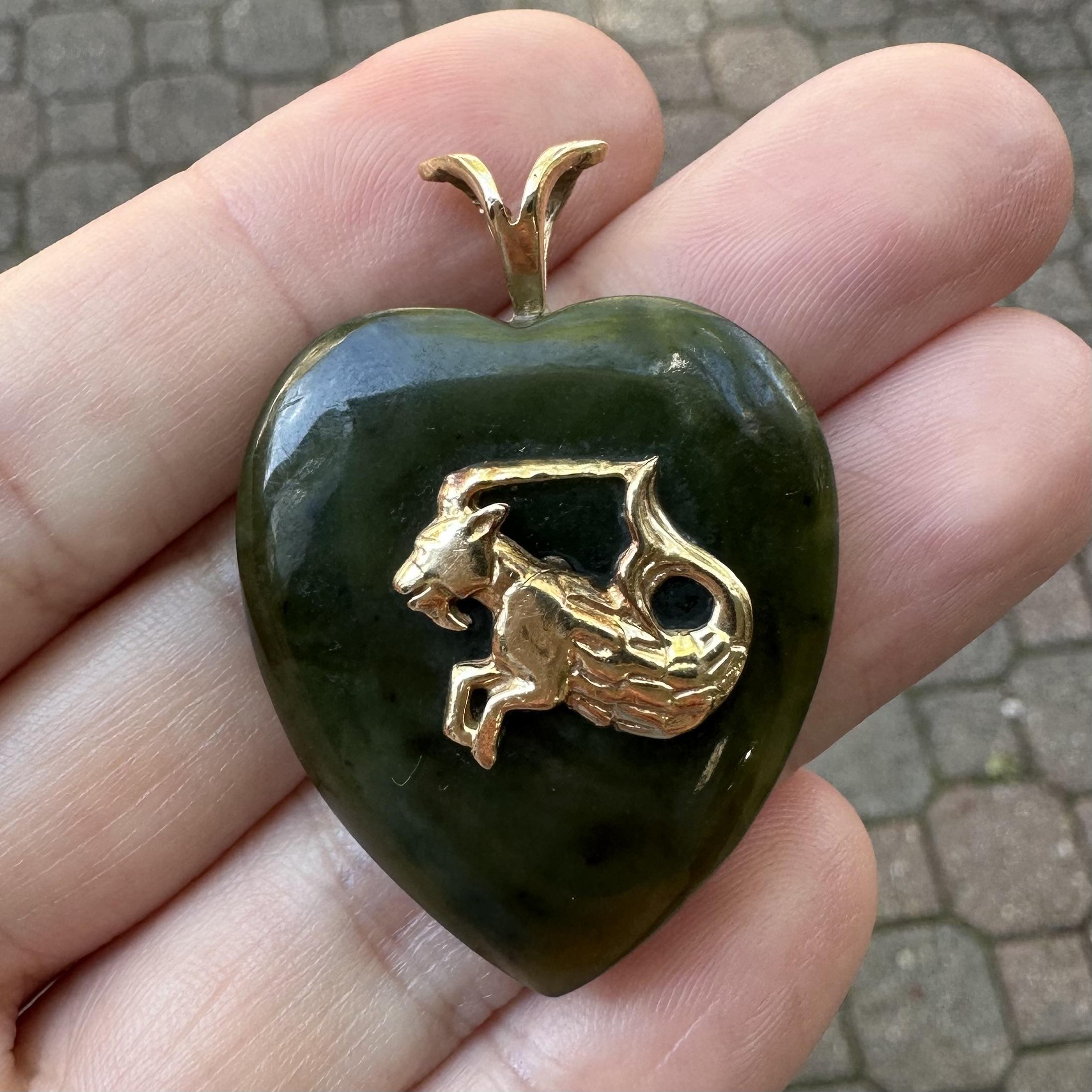 Vintage Heart Shaped Grüne Jade w / Gelbgold Steinbock Zodiac Anhänger im Zustand „Hervorragend“ im Angebot in Montclair, NJ