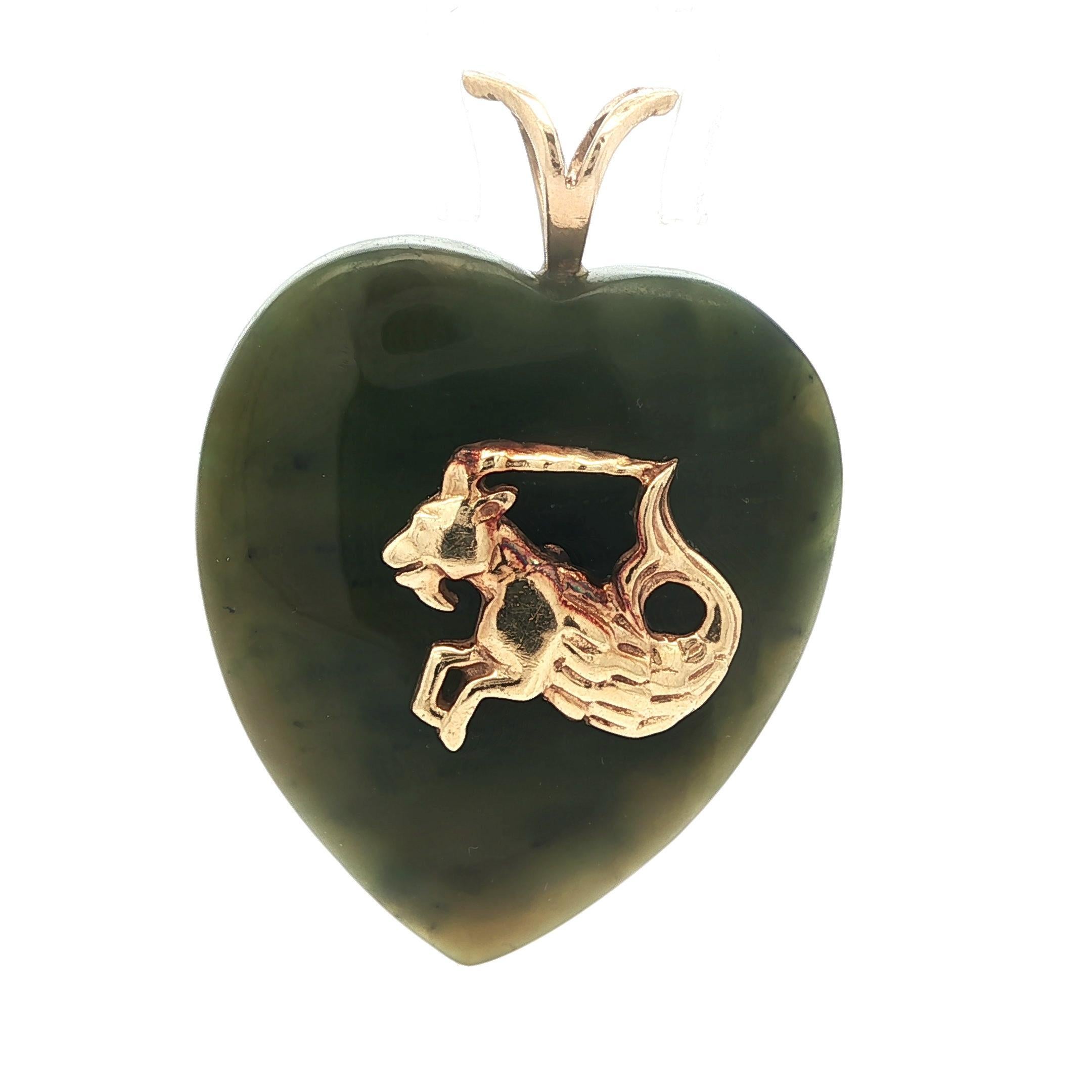 Vintage Heart Shaped Grüne Jade w / Gelbgold Steinbock Zodiac Anhänger für Damen oder Herren im Angebot