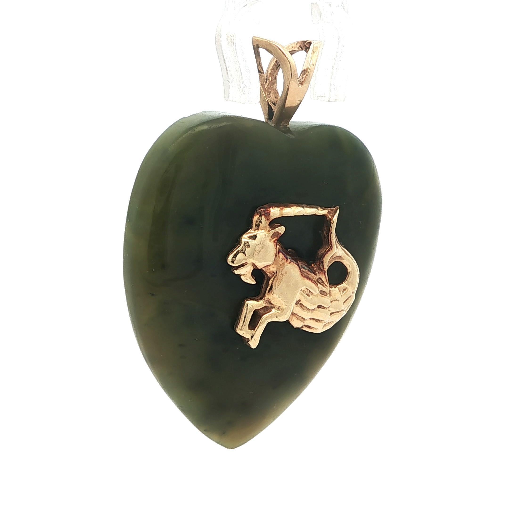 Vintage Heart Shaped Grüne Jade w / Gelbgold Steinbock Zodiac Anhänger im Angebot 1