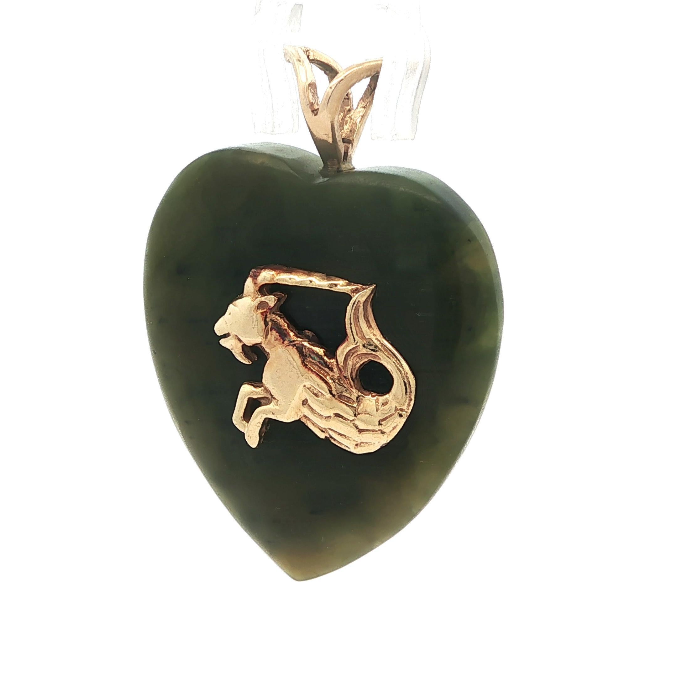Vintage Heart Shaped Grüne Jade w / Gelbgold Steinbock Zodiac Anhänger im Angebot 2
