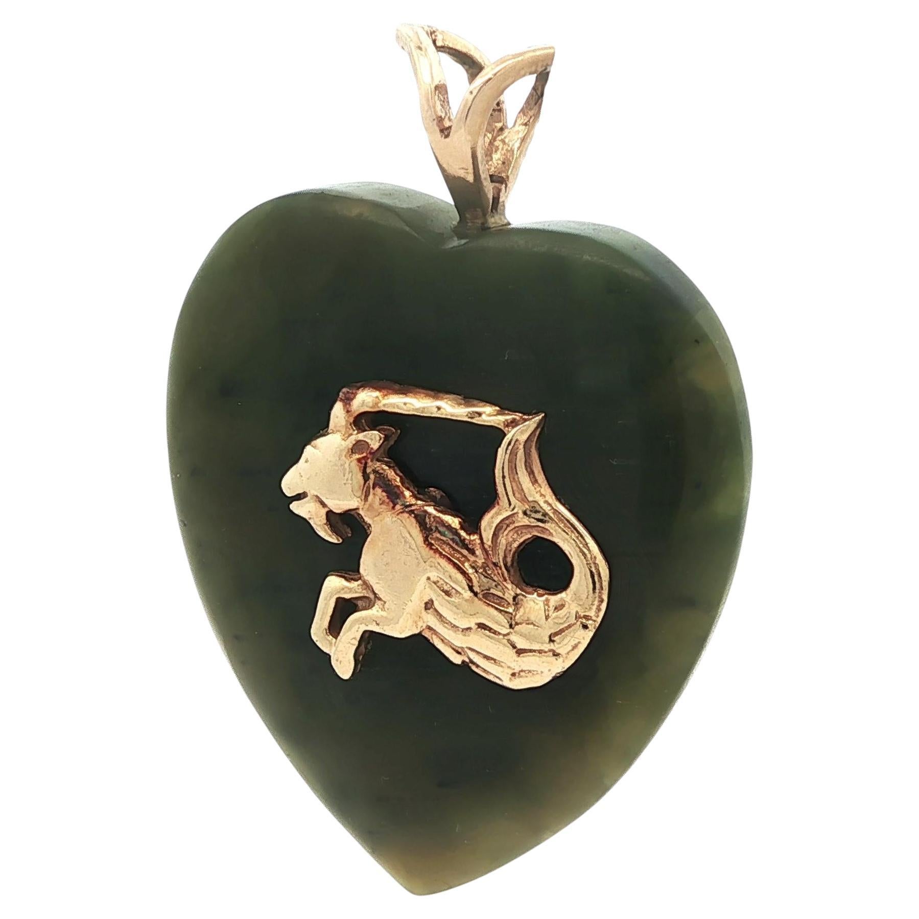 Pendentif vintage en forme de coeur en jade vert et or jaune Capricorne Zodiac