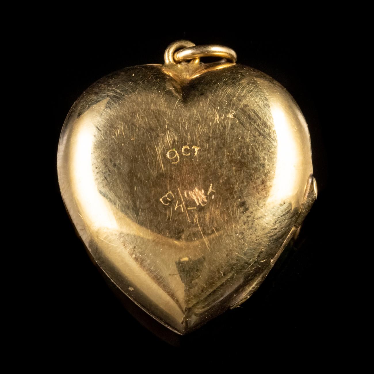 Vintage Heart Shaped Locket 9 Carat Gold In Good Condition For Sale In Lancaster, Lancashire