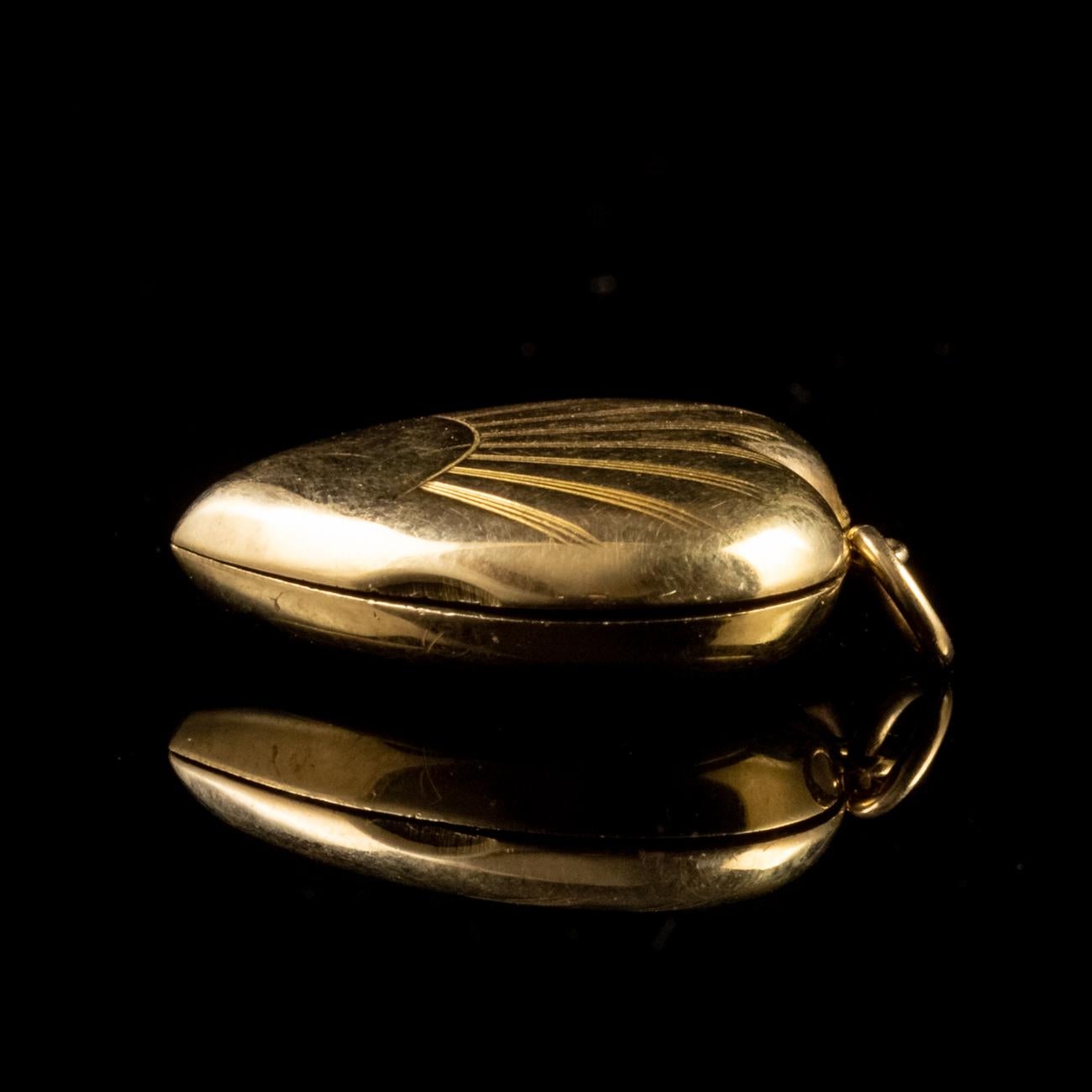 Women's Vintage Heart Shaped Locket 9 Carat Gold For Sale