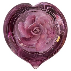 Presse-papiers vintage en verre rose en forme de cœur avec centre en pétales de rose