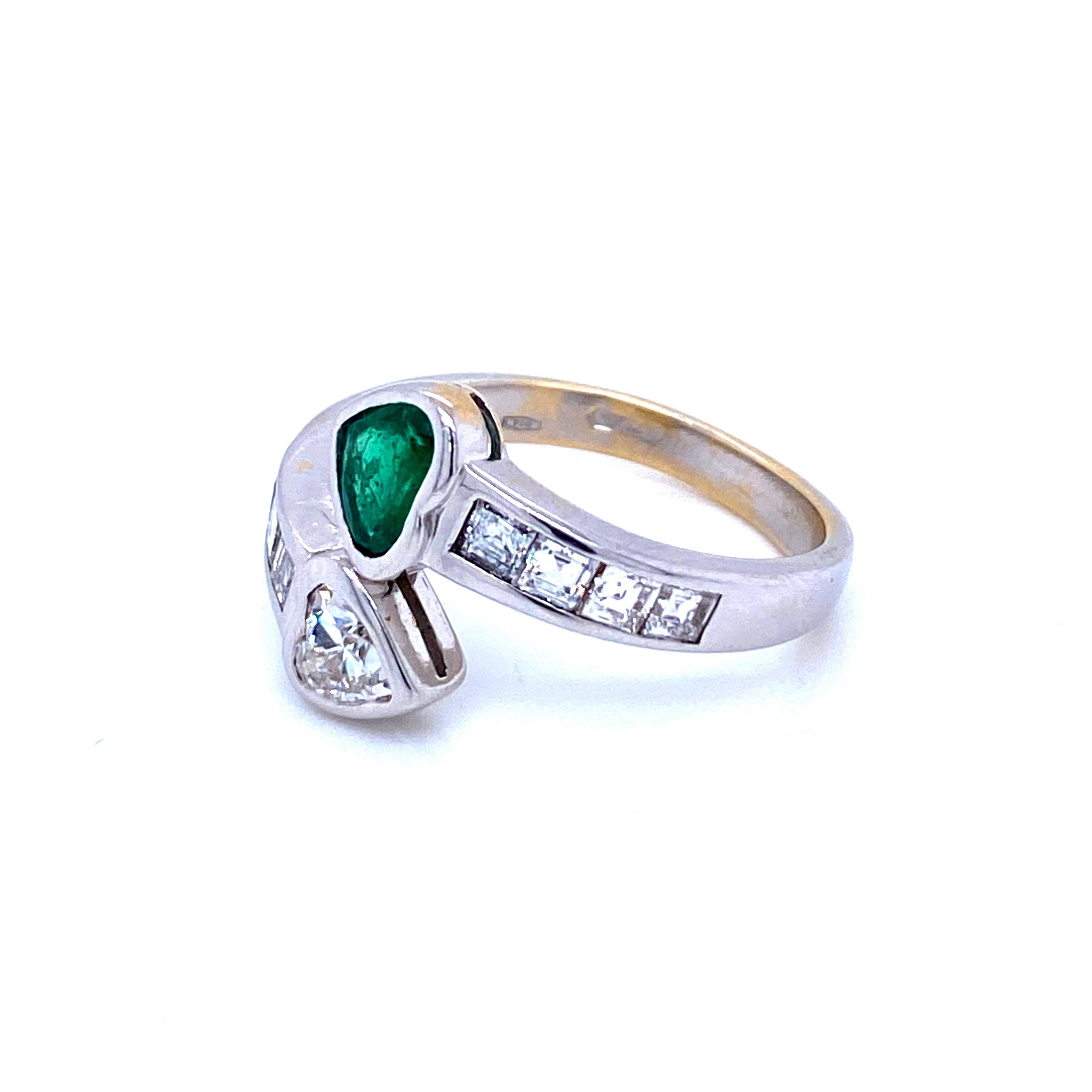 Vintage Hearts Emerald Diamond Vous et Moi Gold Ring In Excellent Condition In Napoli, Italy