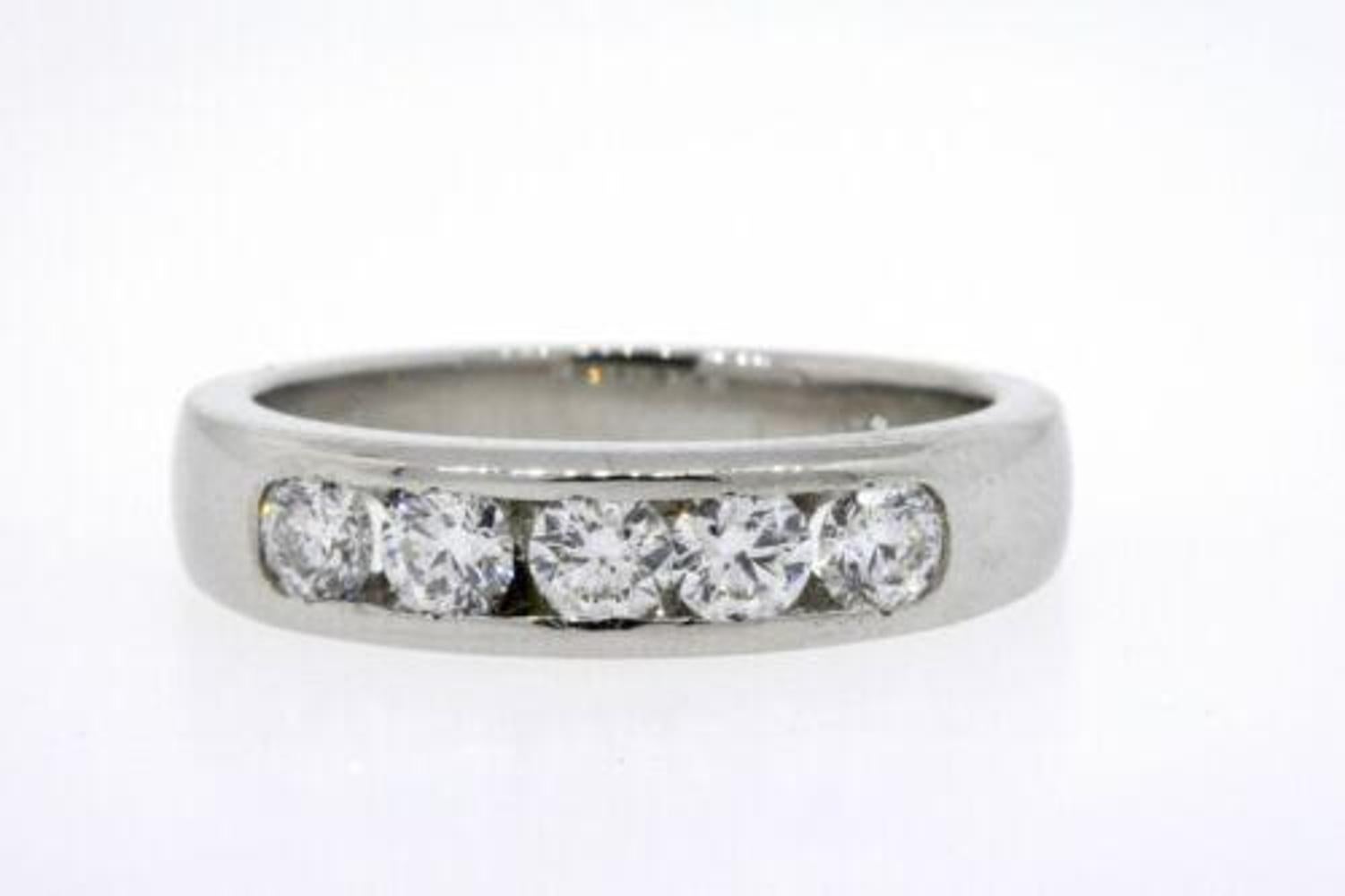 Hier haben wir eine Vintage Hearts of Fire Co. Platin 5 Kanal gesetzt Diamantring Band Größe 4,75.
Dieses Band hat 2 Steine mit sehr kleinen Chips in der Nähe der Mitte des Bandes. Es ist fast unmöglich, sie zu bemerken, aber sie sind da.
Der Preis
