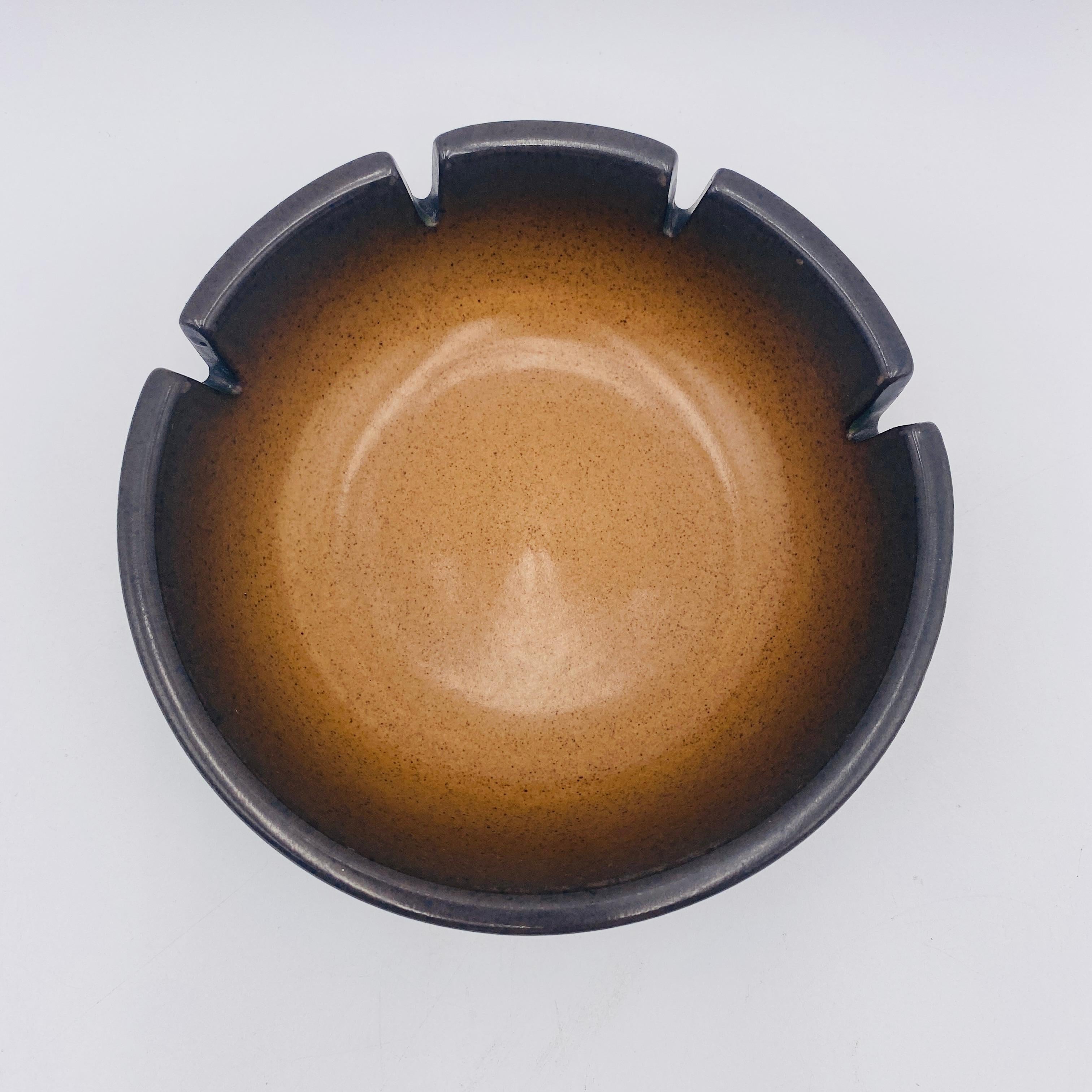 Aschenbecher aus glasierter Keramik von Heath Ceramics, ca. 1960er Jahre, USA. Der Aschenbecher ist außen mit einer dunkelbraunen Sprenkelglasur versehen, die im Inneren in eine hellbraune Sprenkelglasur übergeht. Es gibt vier Steckplätze für