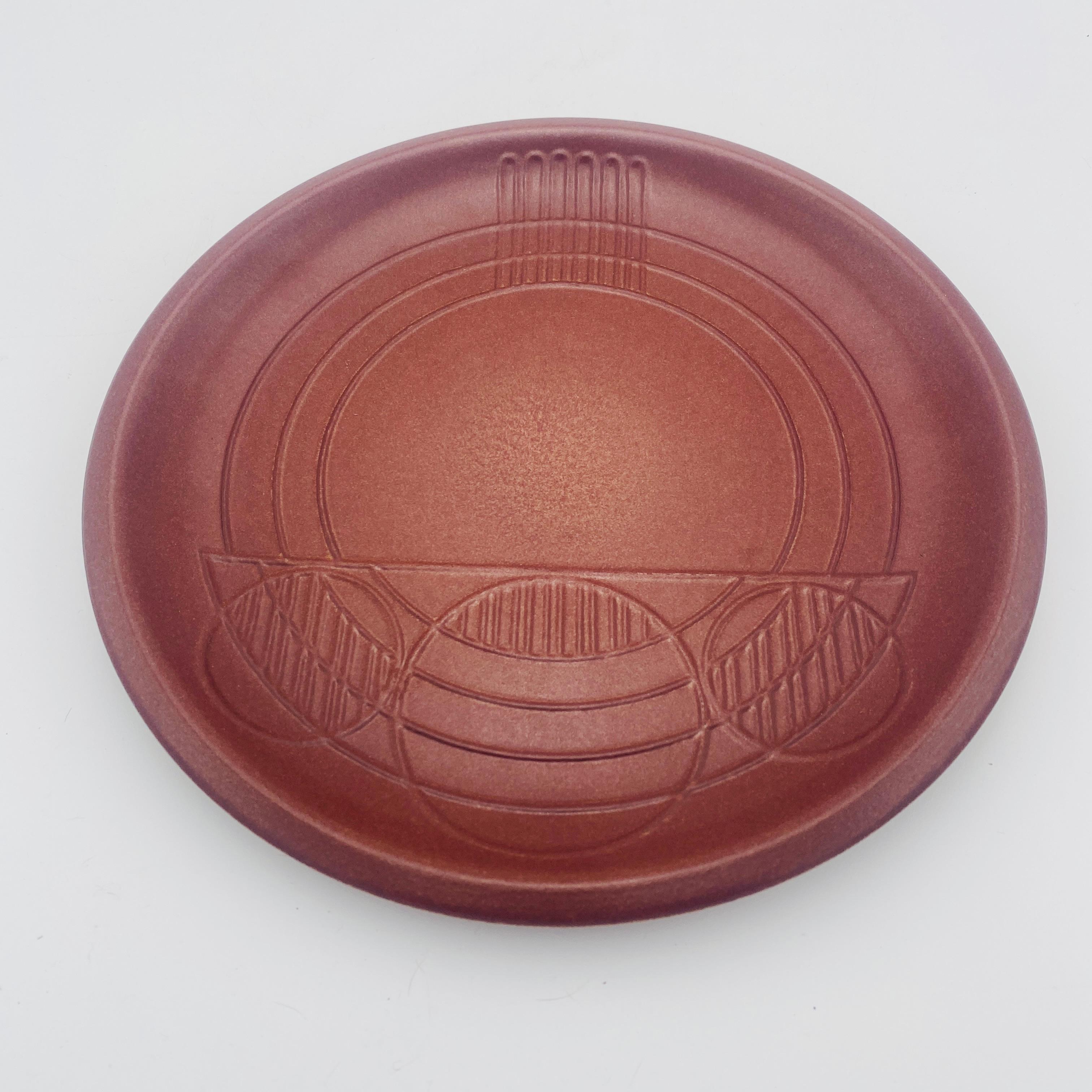 Dieser wunderschöne Teller von Heath Ceramics aus Sausalito, CA, ist perfekt für Ihr minimalistisches Mid-Century Dekor. Die Unterseite der Platte ist mit Heath 1990 Sausalito California gestempelt. 