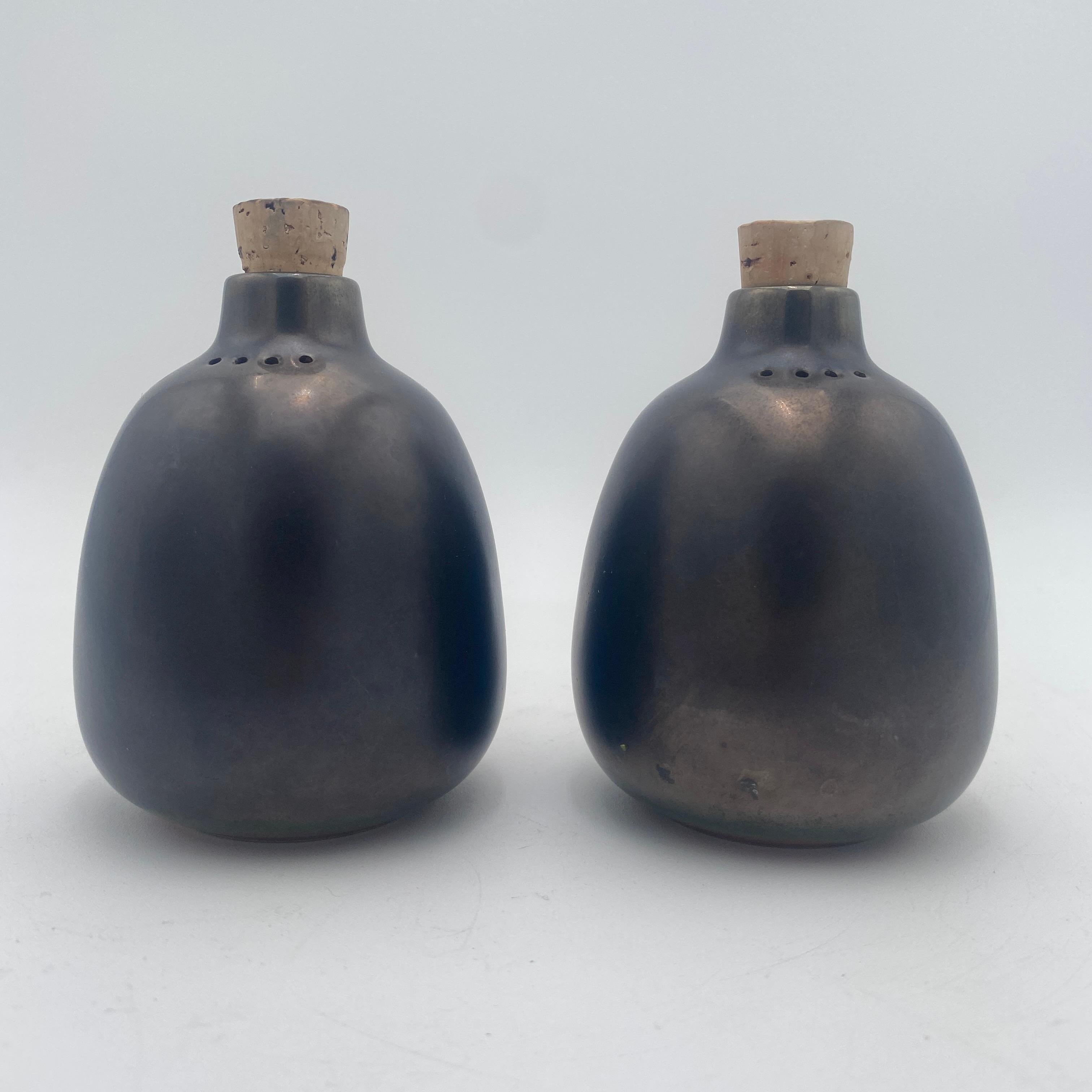 Dieses schöne Set aus schwarz glasierten Salz- und Pfefferstreuern von Heath Ceramics aus Sausalito, CA, ist perfekt für Ihr minimalistisches Mid-Century-Dekor. Die Shakers sind 4' hoch und 3