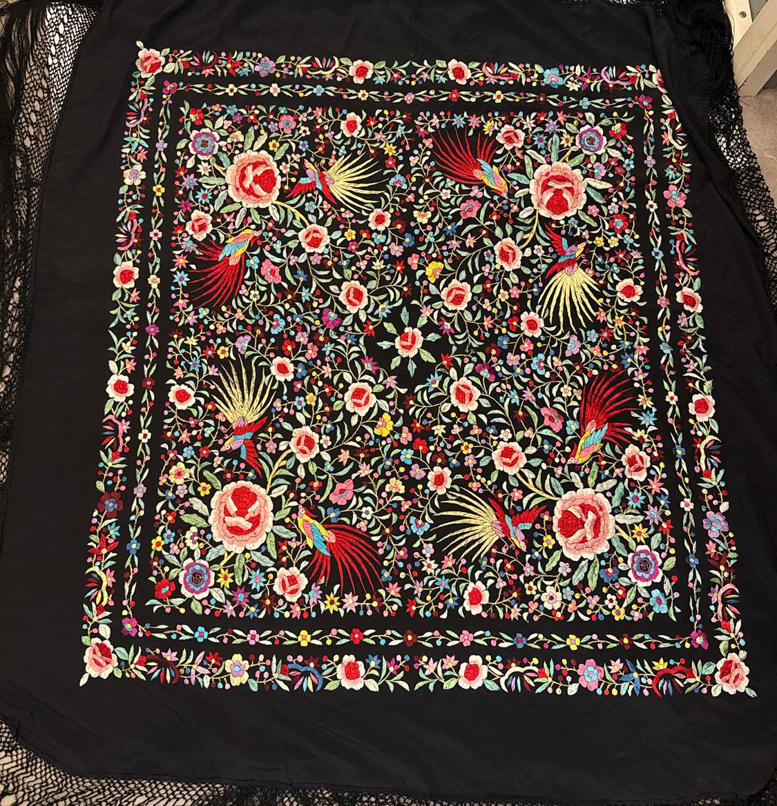 Noir Vintage Heavily Embroidered Silk Shawl en vente