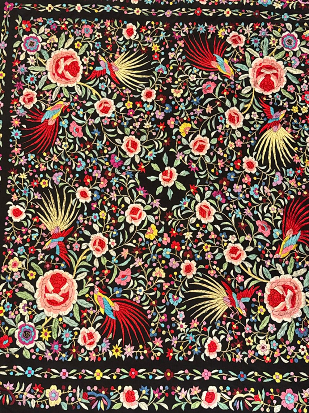 Vintage Heavily Embroidered Silk Shawl Bon état - En vente à London, GB