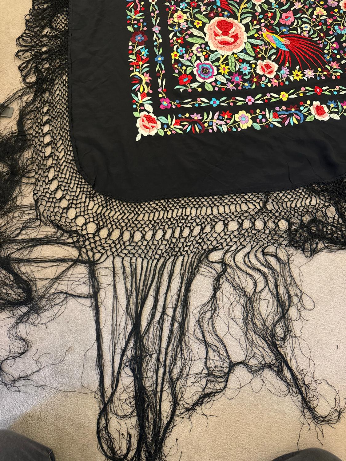 Vintage Heavily Embroidered Silk Shawl en vente 2