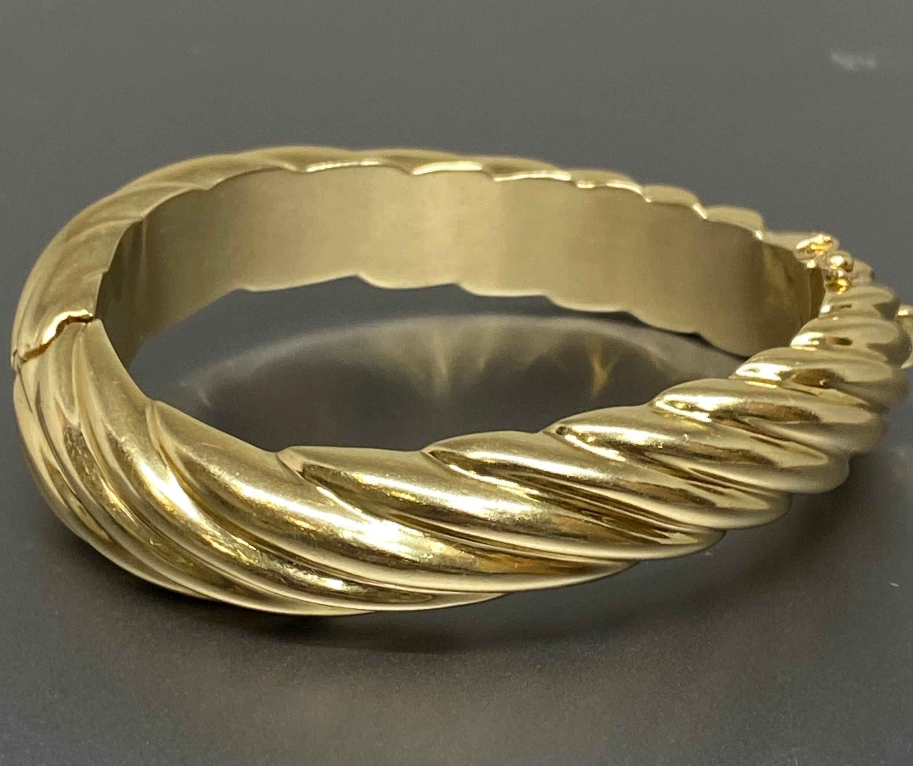 Up für Ihre Betrachtung ist diese fantastische 14kt Gelbgold Armreif Armband circa 1980's.

Dieser große, kühne und schöne Armreif aus glänzendem 14-karätigem Gelbgold mit einem gerippten, strukturierten Muster und einem einzigartigen Wellendesign,