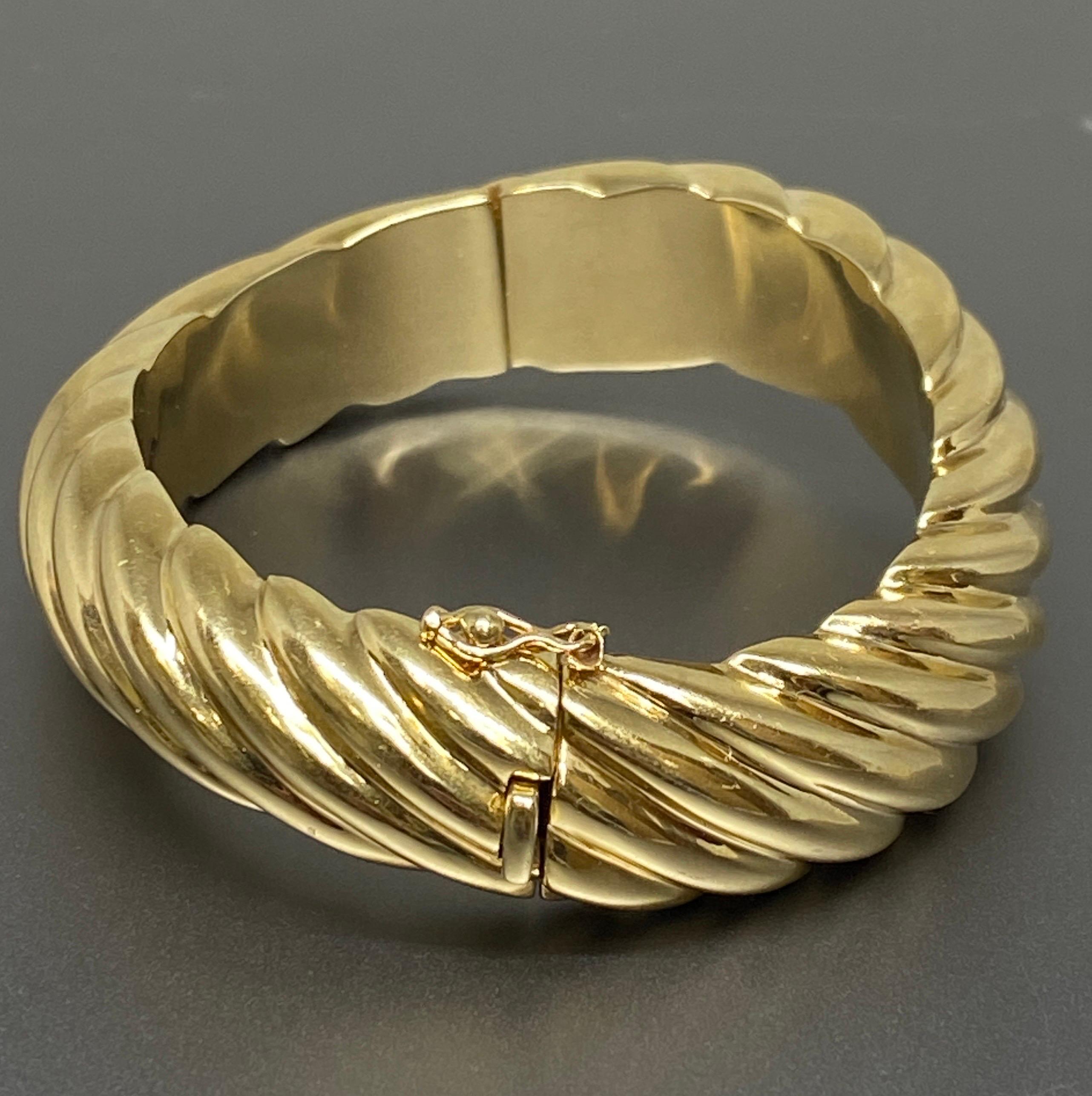 Vintage Schwerer 14k Gelbgold Wave Twist gerippter Armreif Armband im Zustand „Gut“ in Bernardsville, NJ