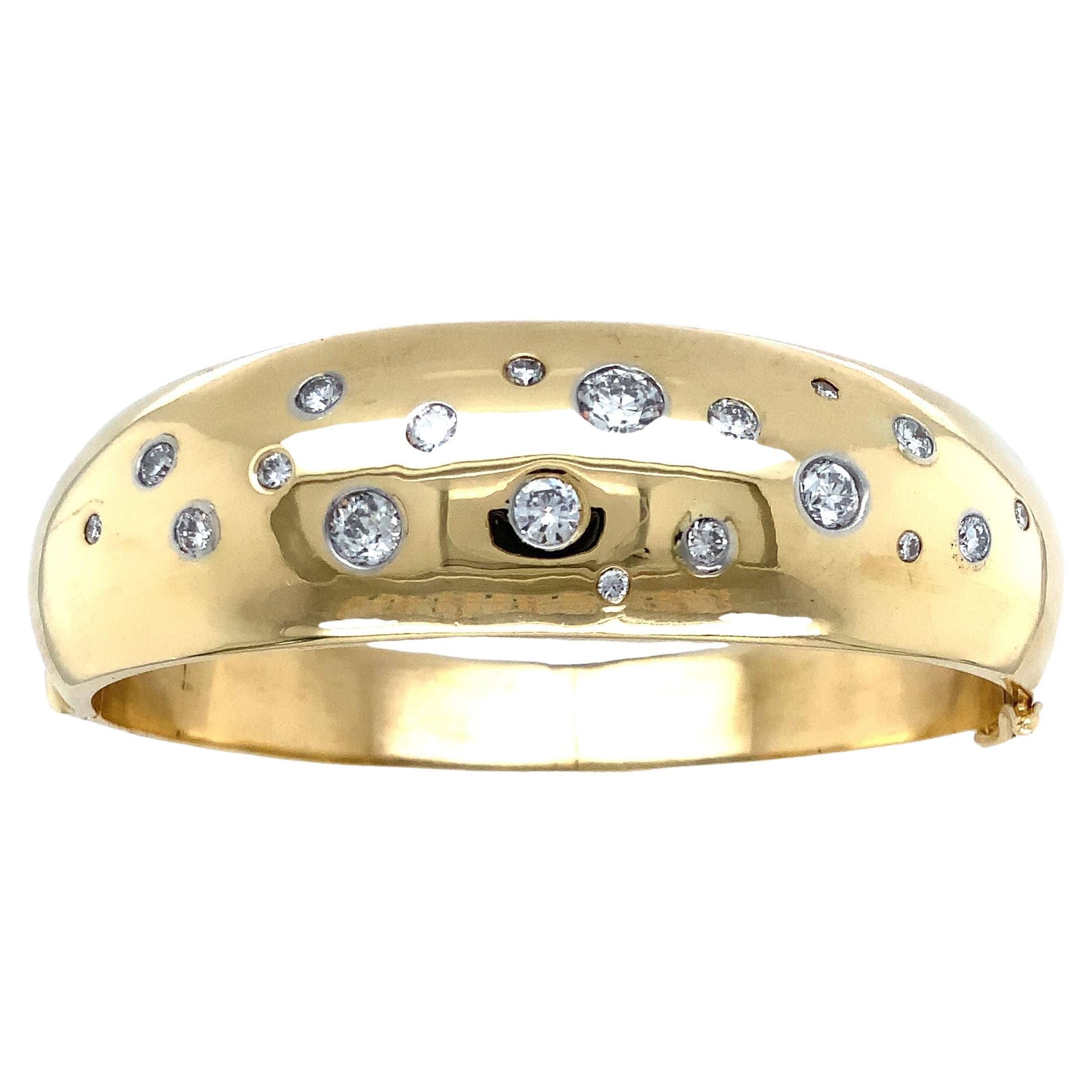 Vintage Heavy 18 kt Yellow Gold Handmade Italian Diamond Bangle Bracelet For Sale