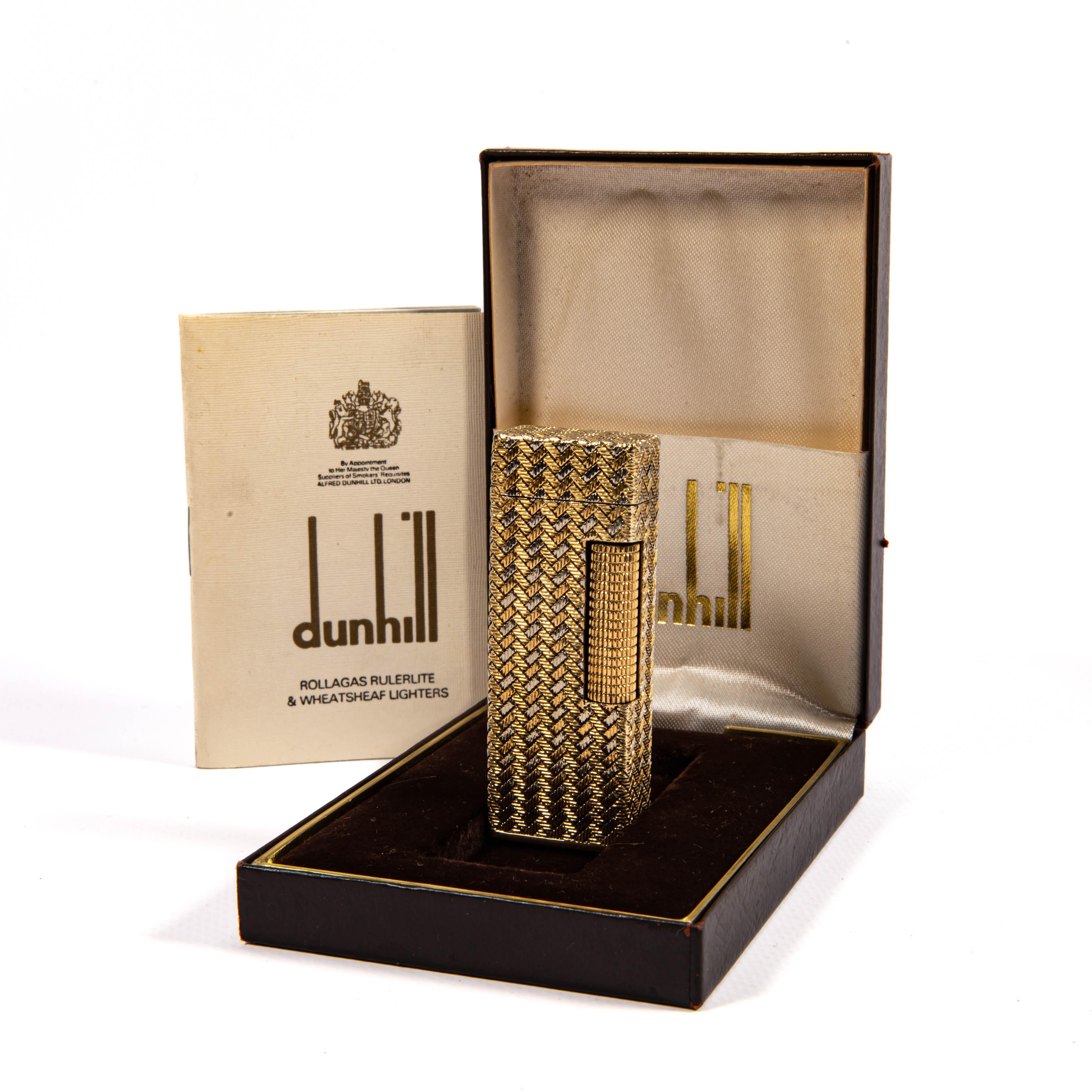 Con un'eredità illustre che risale ai primi anni del 1900, Dunhill si è ritagliata una nicchia come pioniere del lusso e dell'artigianato nel mondo degli accessori per gentiluomini. Conosciuta per l'impeccabile attenzione ai dettagli e per il