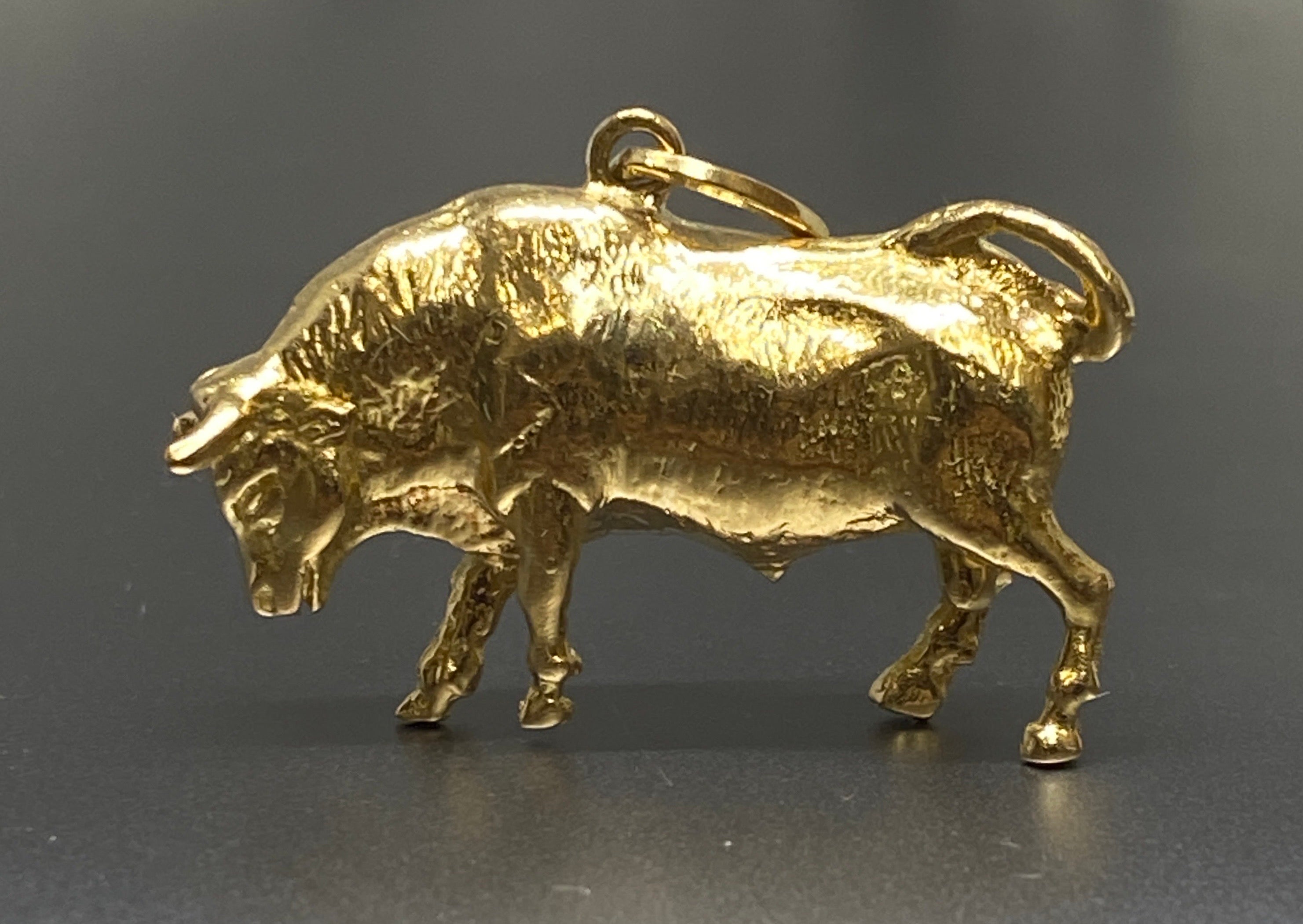 Up for your consideration is this delightful figural Bull charm pendant.

From the mid mid-twentieth century, this regal bull is finely modeled  to show off his fur and a lustrous finish.  

It would make a fantastic edition to any to any animal,