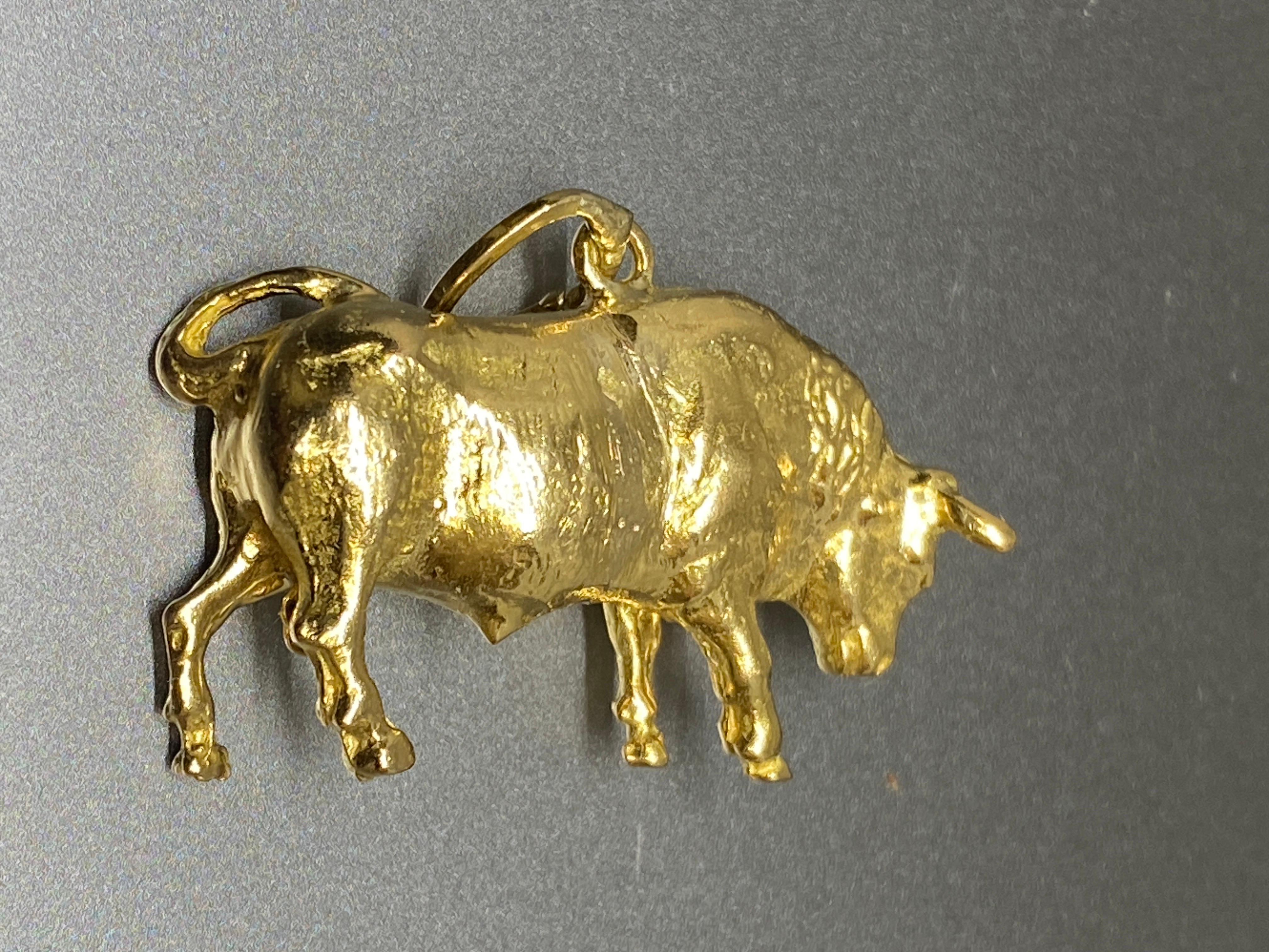 Vintage Heavy 18k Yellow Gold Bull, Ox Taurus Charm Pendant In Good Condition In Bernardsville, NJ