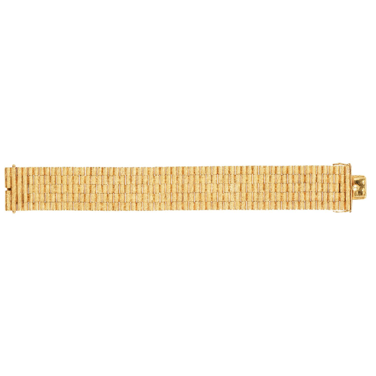 Vintage Heavy 18K Yellow Gold Solid  Bark-Finish Link Bracelet In Excellent Condition For Sale In Miami, FL