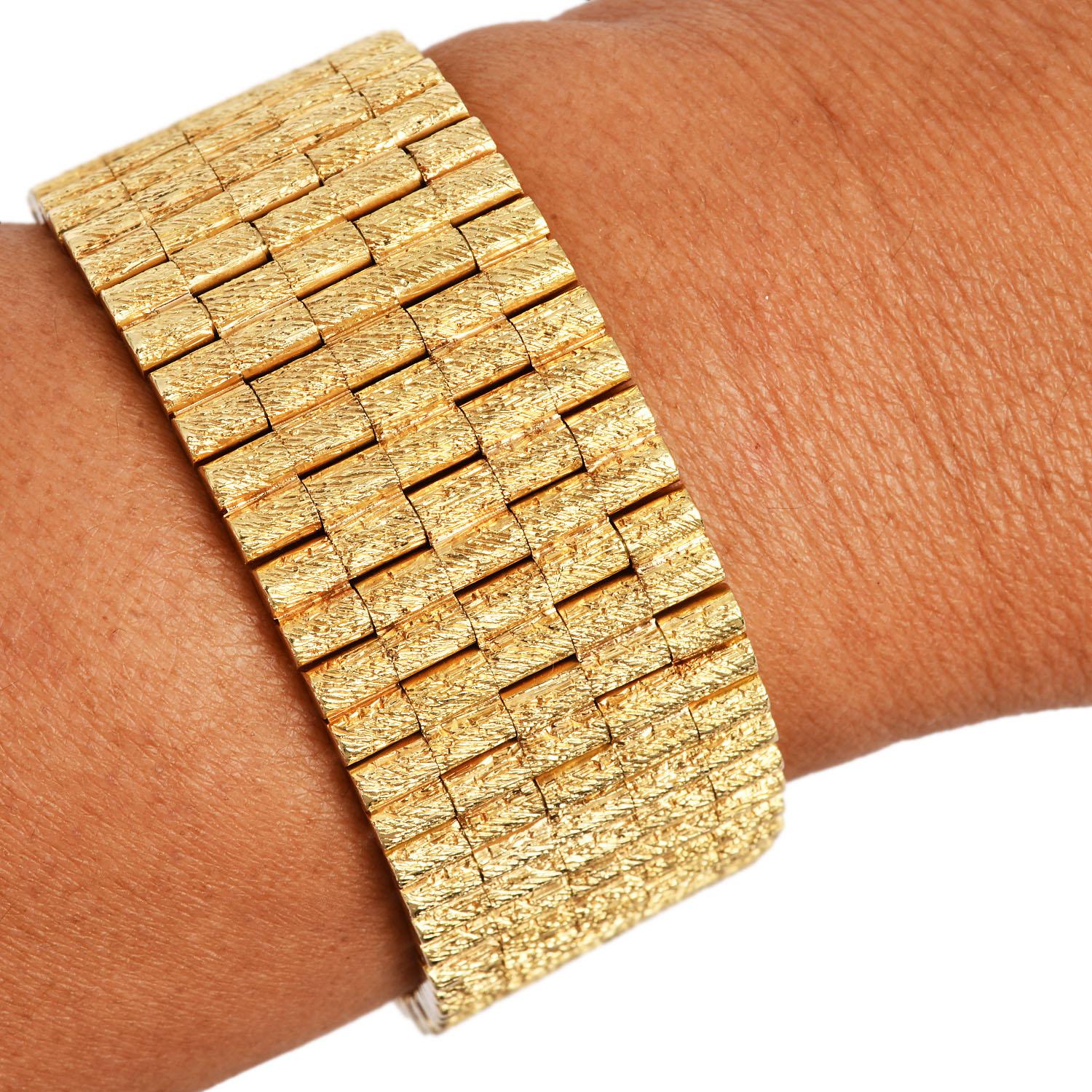 Women's or Men's Vintage Heavy 18K Yellow Gold Solid  Bark-Finish Link Bracelet For Sale