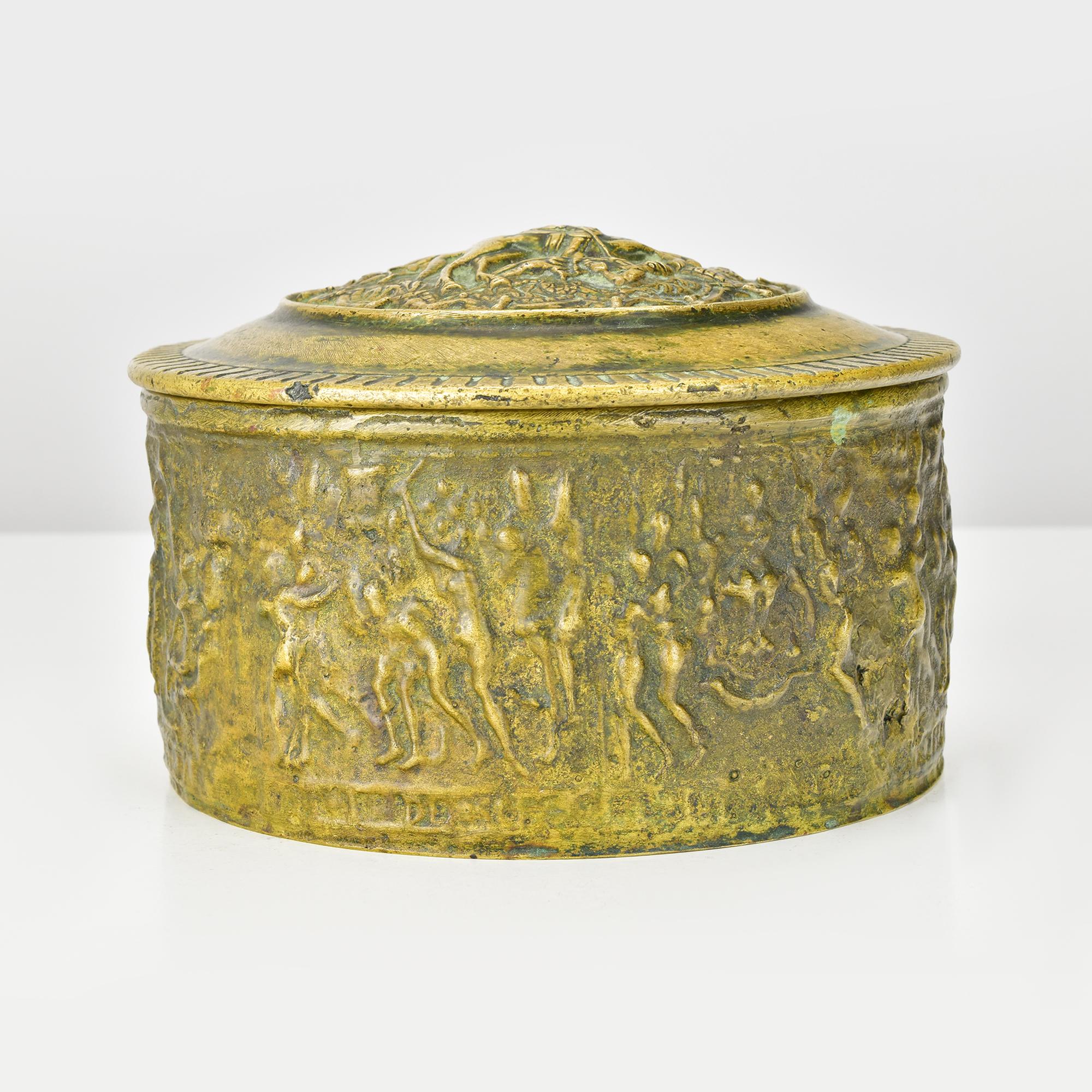 Questo straordinario cofanetto vintage in bronzo è uno degli esempi più pesanti del suo genere e vanta un'intricata lavorazione artigianale e uno splendido disegno in rilievo. Il coperchio presenta una dettagliata rappresentazione di Saint George