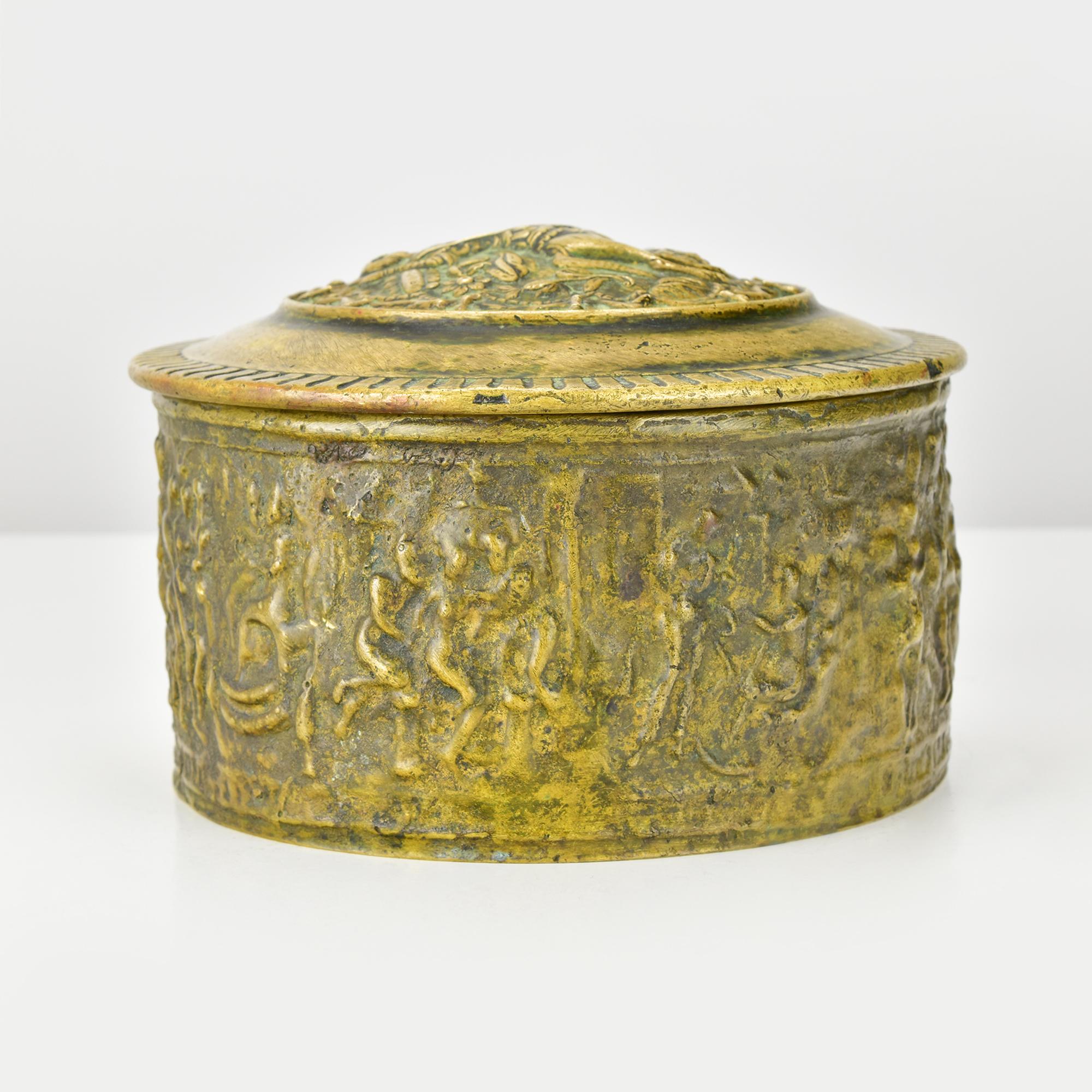 Mid-Century moderno Scatola di bronzo pesante d'epoca con Saint George e Drago in rilievo, disegno a fregio fuso in vendita