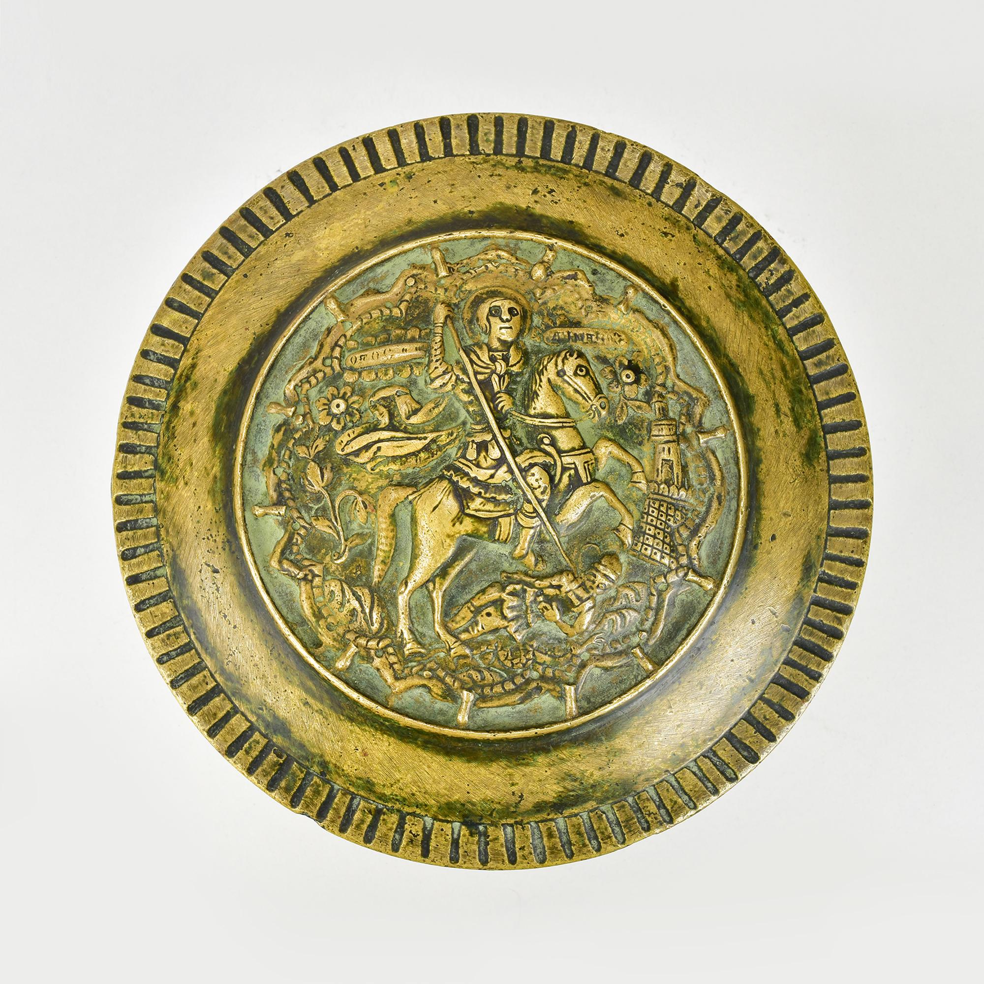 Scatola di bronzo pesante d'epoca con Saint George e Drago in rilievo, disegno a fregio fuso In condizioni buone in vendita a Bad Säckingen, DE