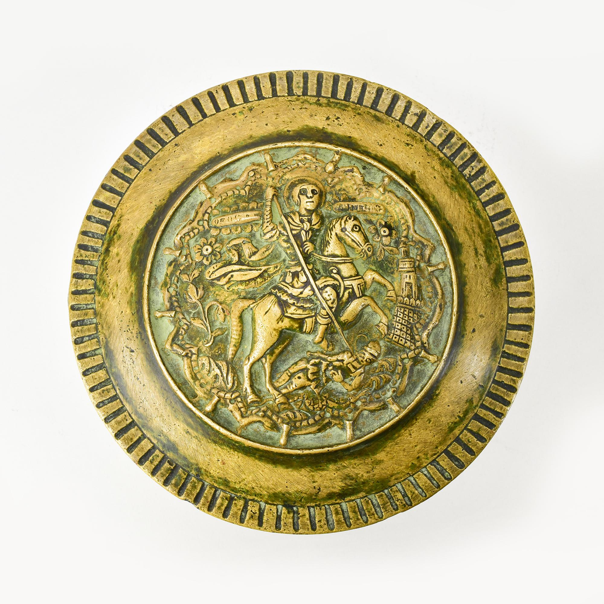 Metà XX secolo Scatola di bronzo pesante d'epoca con Saint George e Drago in rilievo, disegno a fregio fuso in vendita