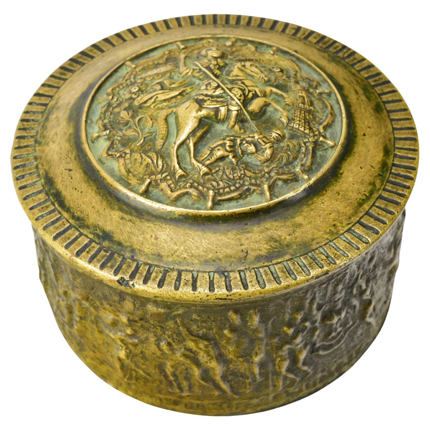 Caja de Bronce Pesado Vintage con Relieve de San Jorge y Dragón, Diseño de Friso Fundido
