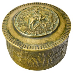 Boîte en bronze lourd avec relief de Saint George et de dragon, motif de frise coulée