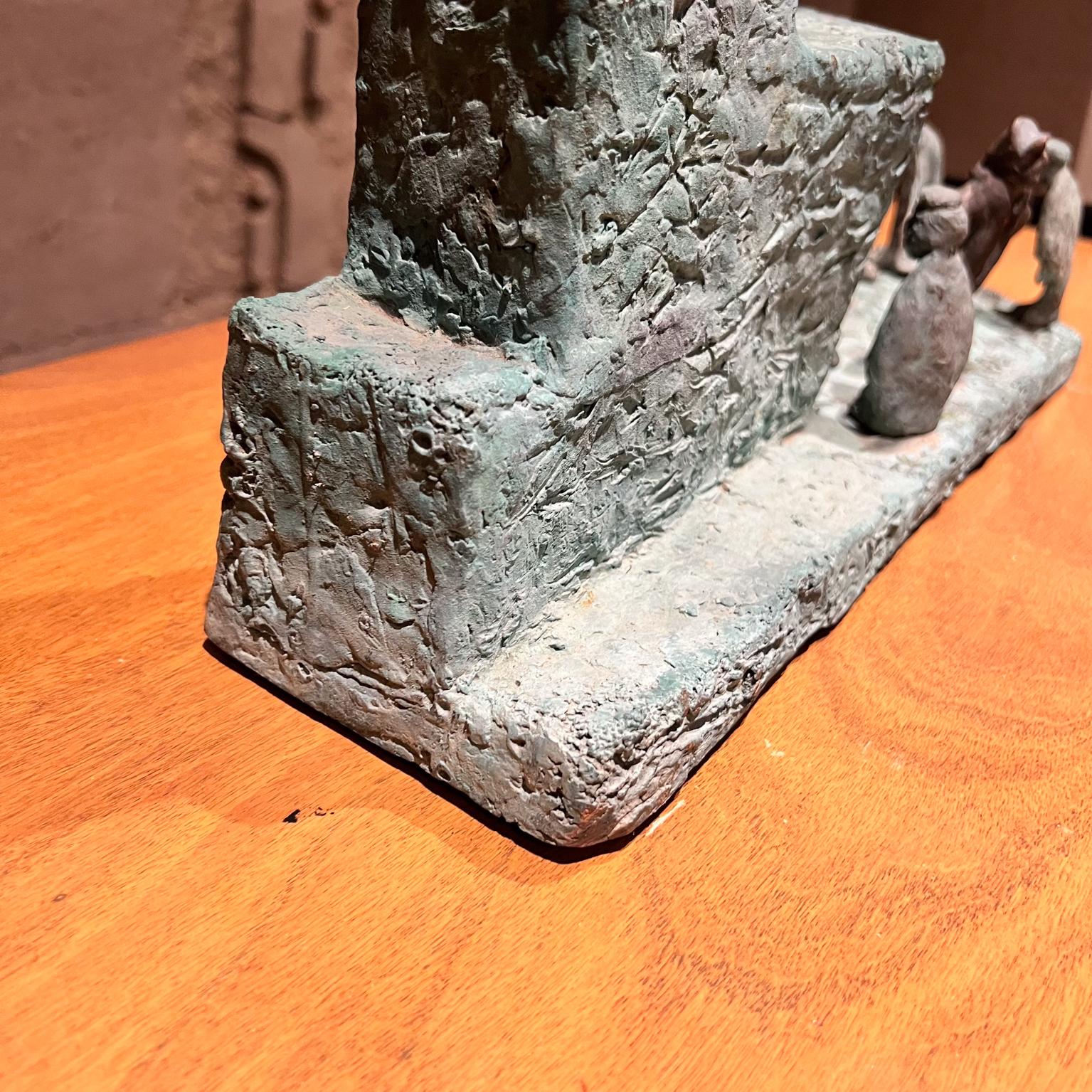 Scultura in bronzo pesante vintage a sette figure in vendita 1