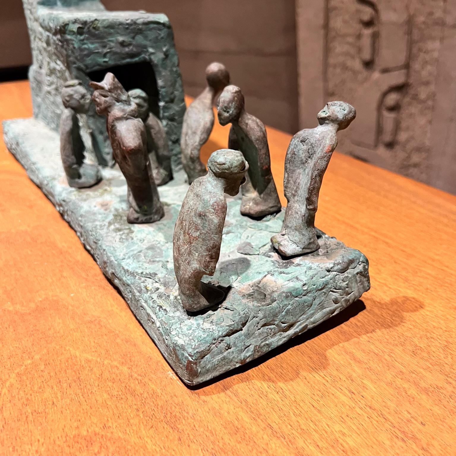 Scultura in bronzo pesante vintage a sette figure in vendita 2