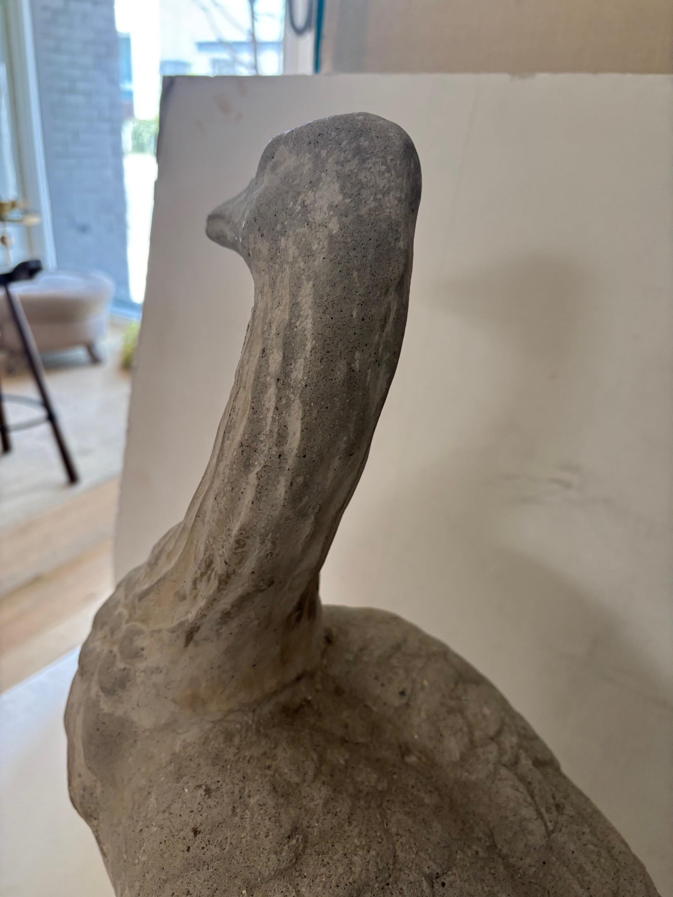 Statua di uccello da giardino in pietra pesantemente intagliata d'epoca: oca in piedi con le zampe in vendita 3