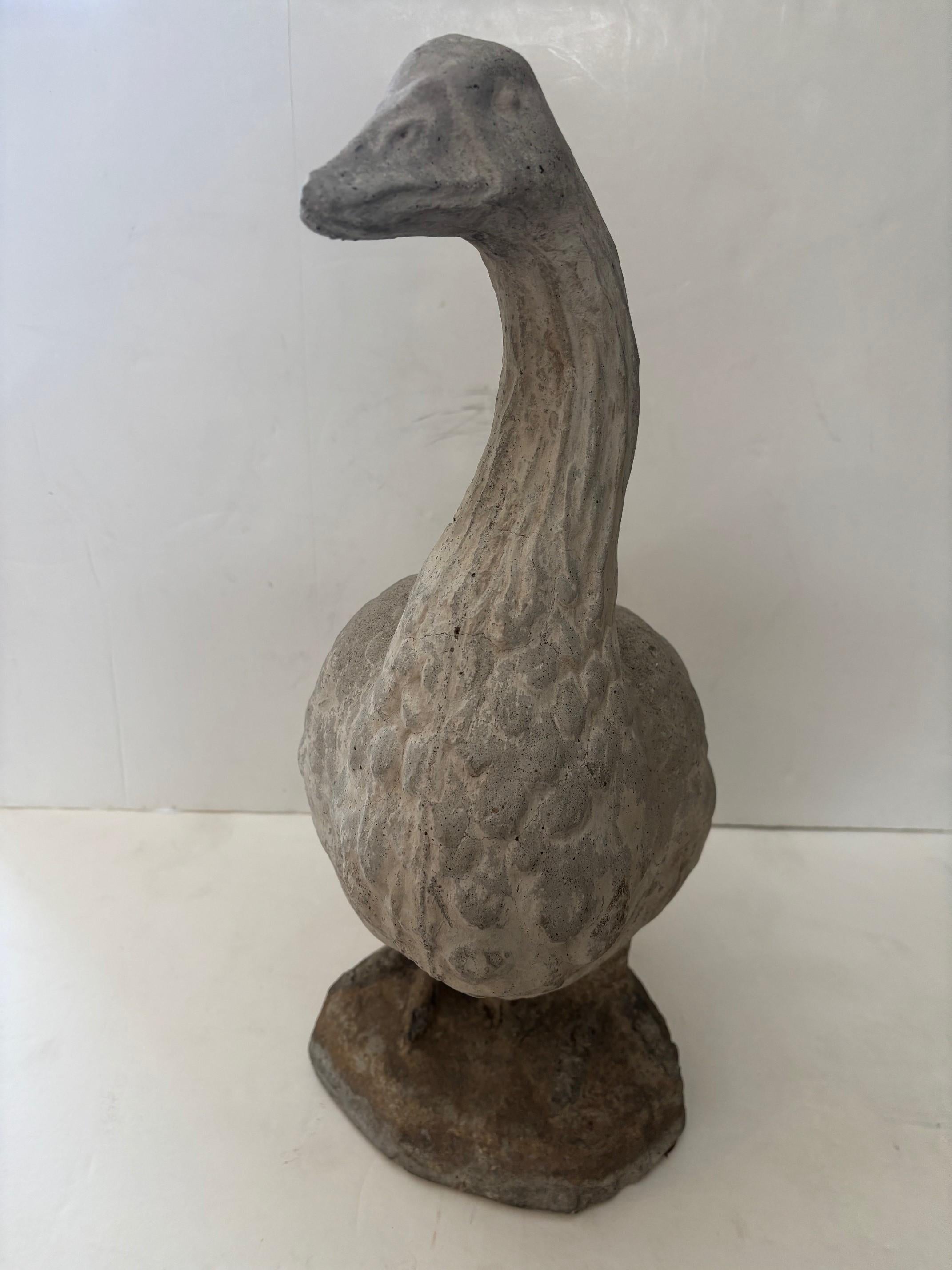 Statua di uccello da giardino in pietra pesantemente intagliata d'epoca: oca in piedi con le zampe in vendita 4