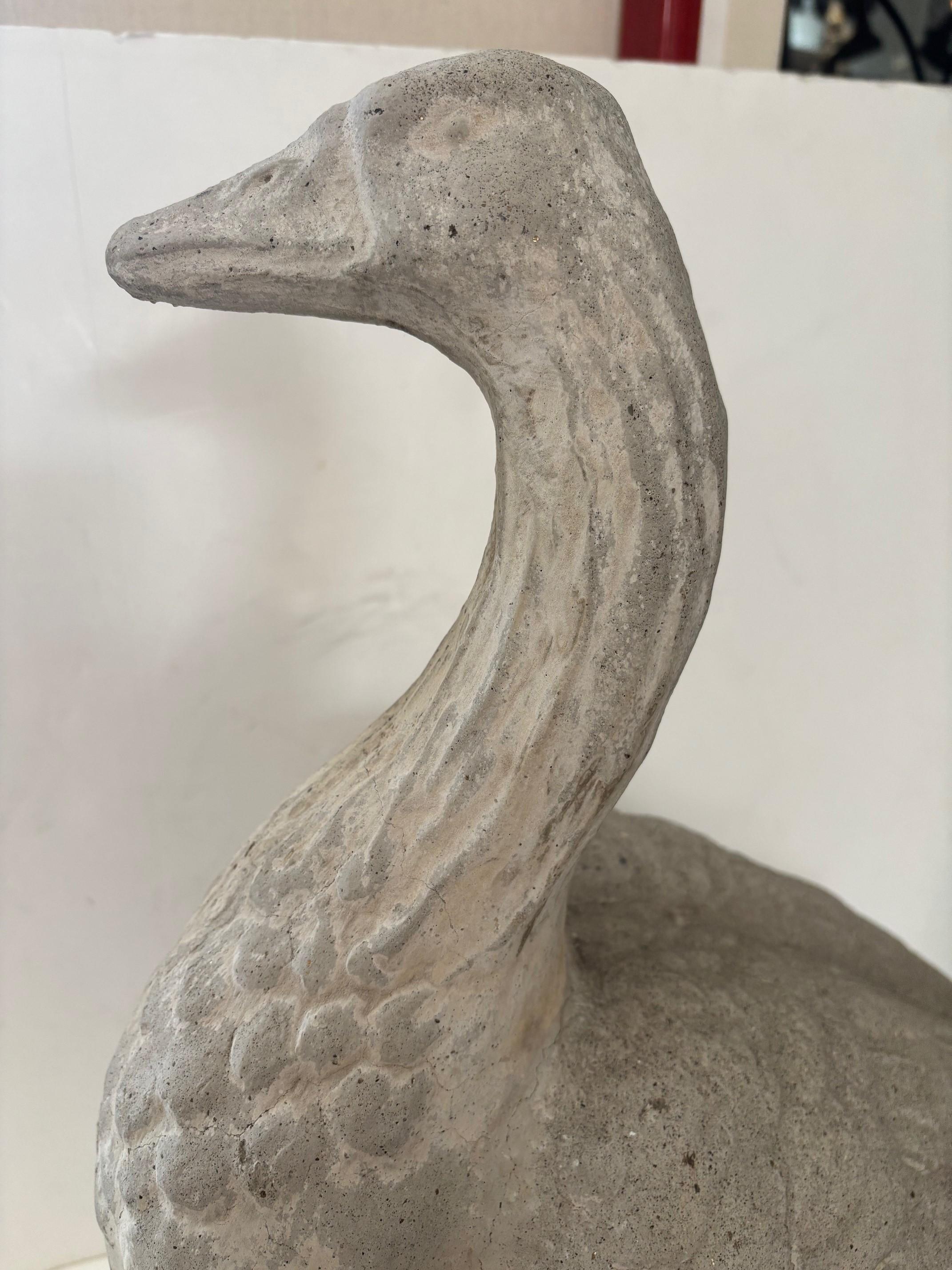 Statua di uccello da giardino in pietra pesantemente intagliata d'epoca: oca in piedi con le zampe in vendita 7