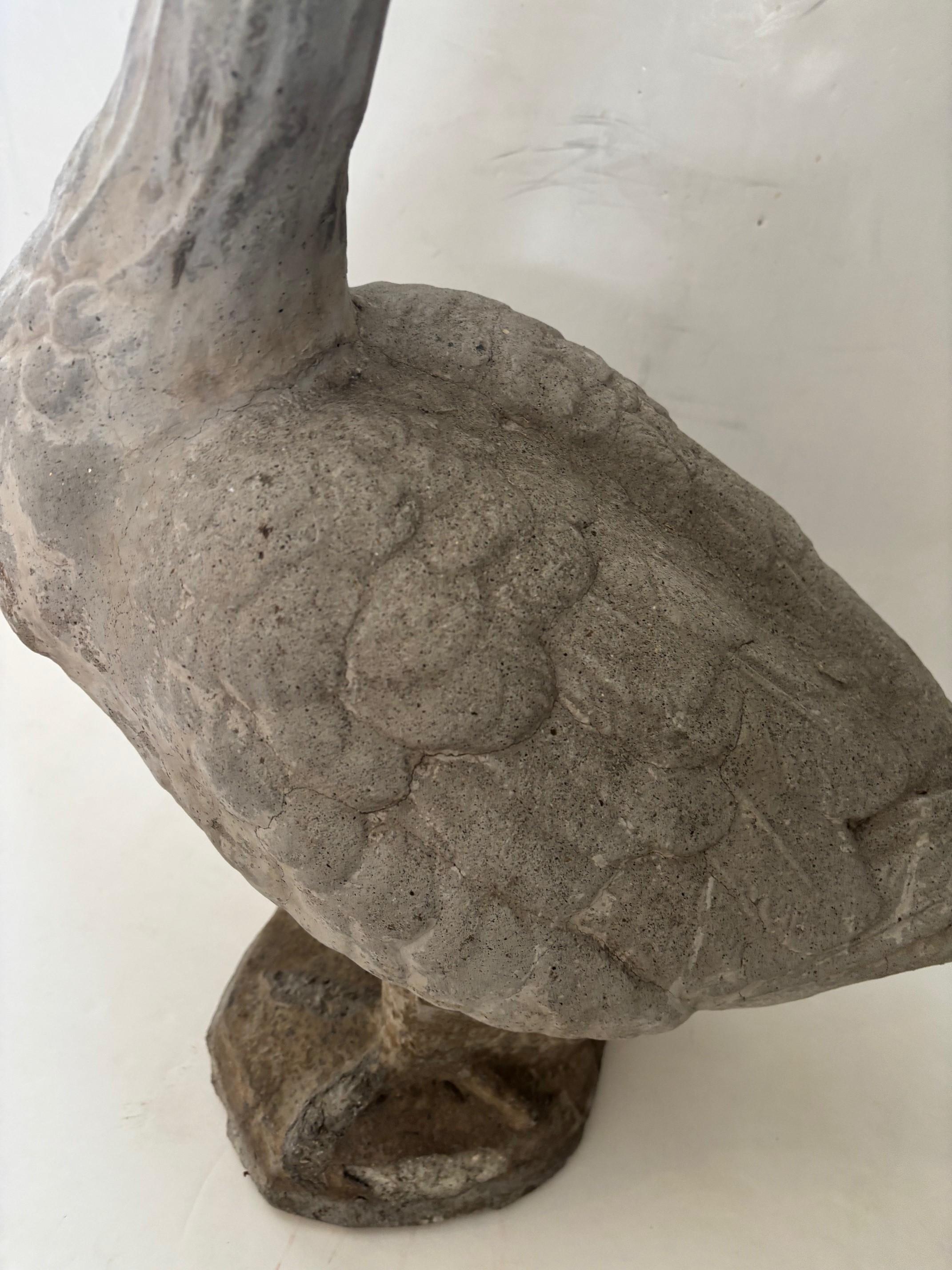 Statua di uccello da giardino in pietra pesantemente intagliata d'epoca: oca in piedi con le zampe in vendita 9
