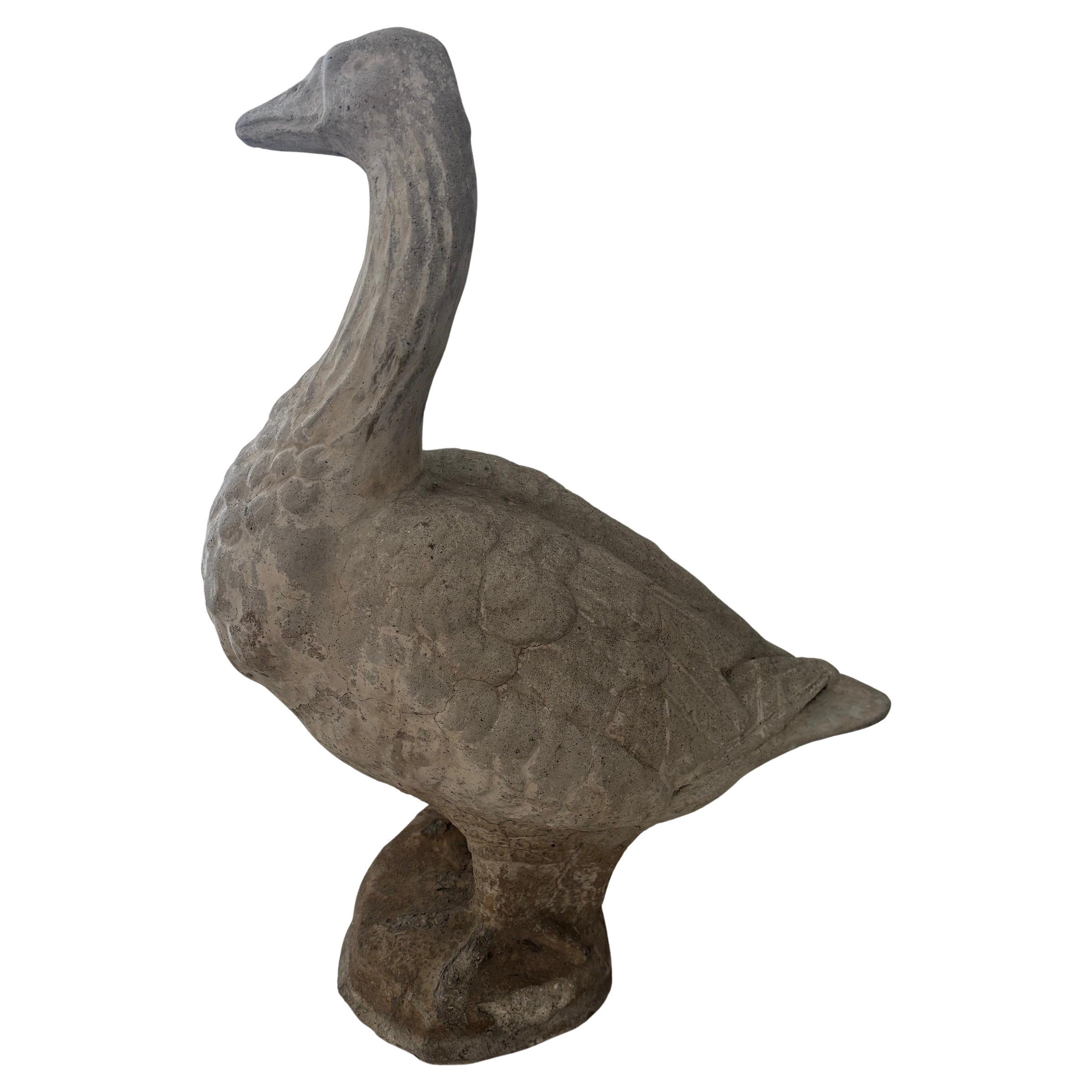 Statua d'oca da giardino vintage di grandi dimensioni intagliata, in piedi sulle zampe su una base rotonda rialzata, adatta per esterni o interni
Dimensioni: 20 