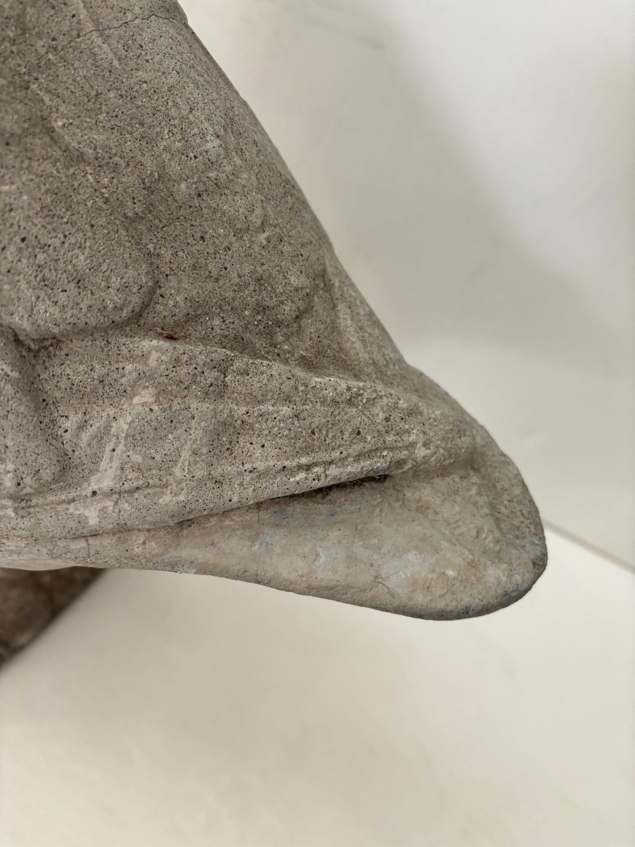 Americano Statua di uccello da giardino in pietra pesantemente intagliata d'epoca: oca in piedi con le zampe in vendita