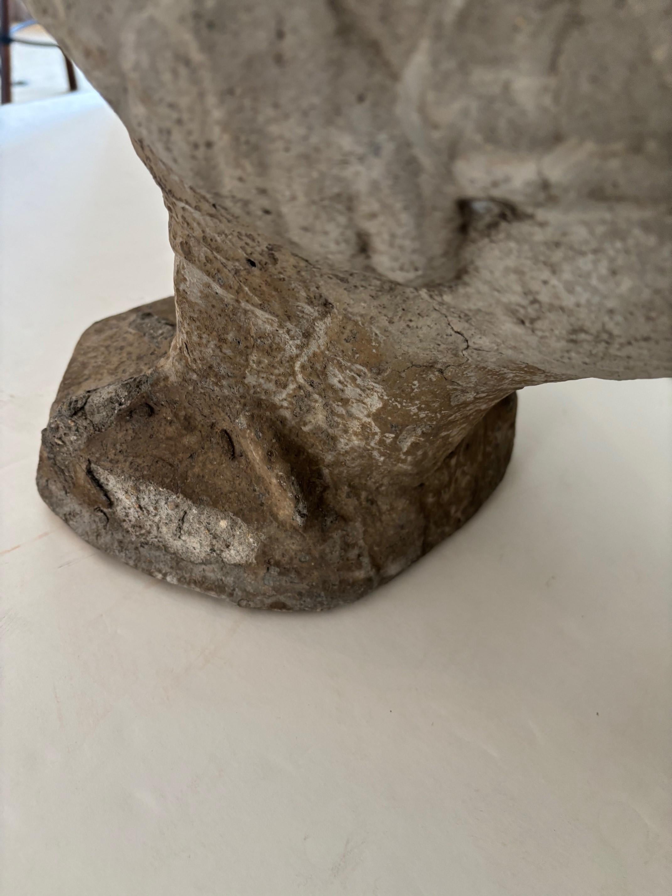 Statua di uccello da giardino in pietra pesantemente intagliata d'epoca: oca in piedi con le zampe In condizioni buone in vendita a Los Angeles, CA