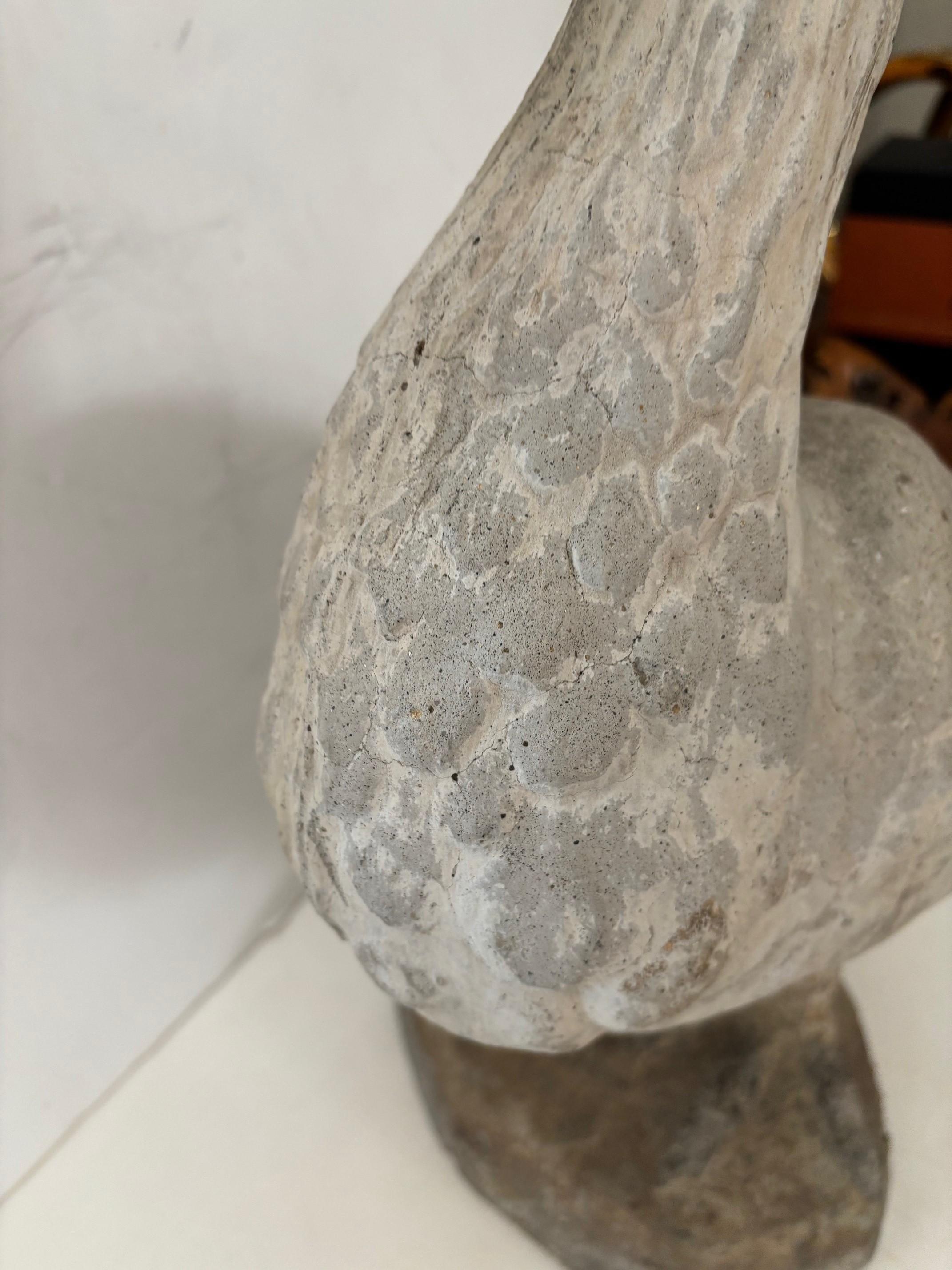 Pietra Statua di uccello da giardino in pietra pesantemente intagliata d'epoca: oca in piedi con le zampe in vendita