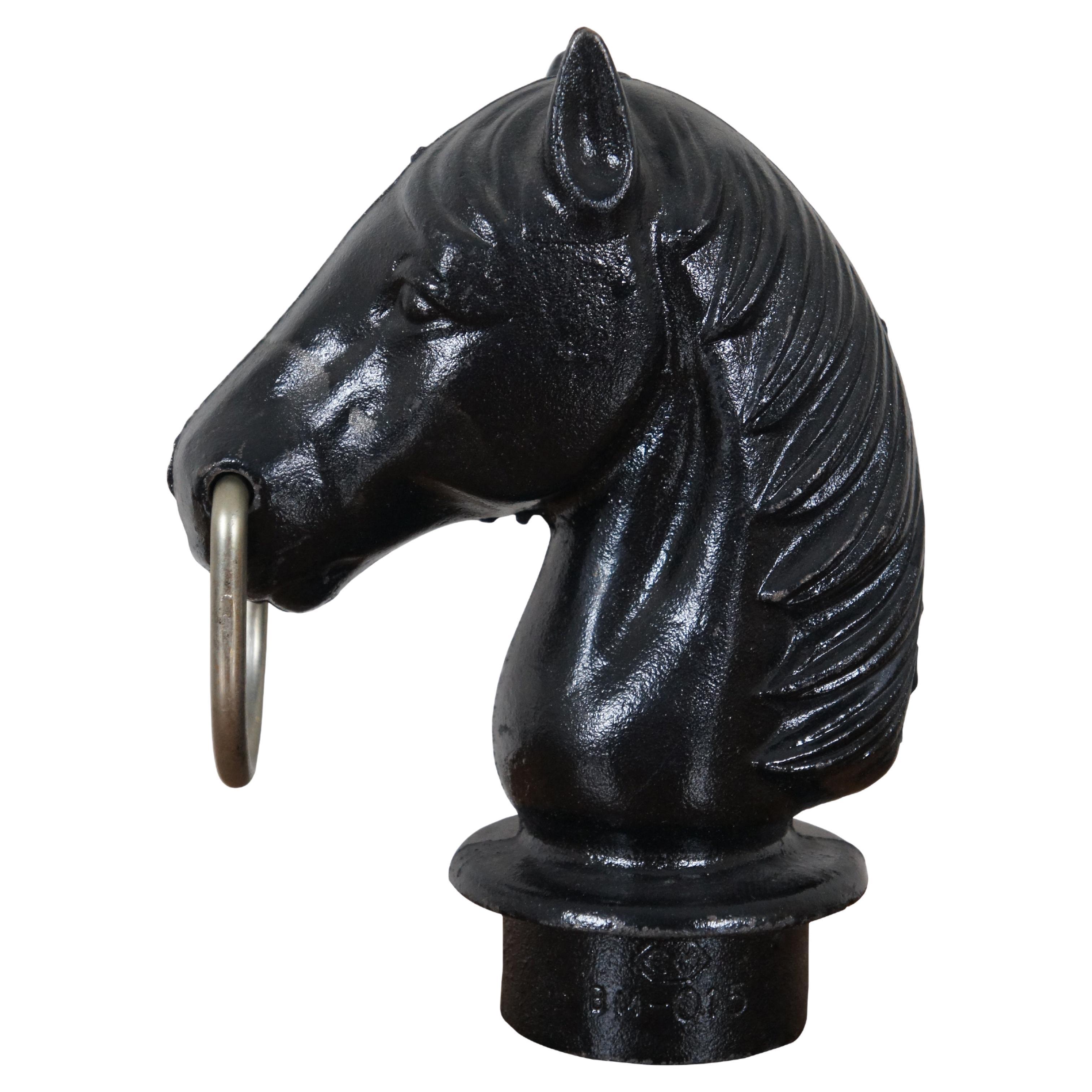 Vintage heavy cast iron horse head hitching post.  Marked BM-015.

Dimensions:
7.25” x 4” x 9.25” (Width x Depth x Height)