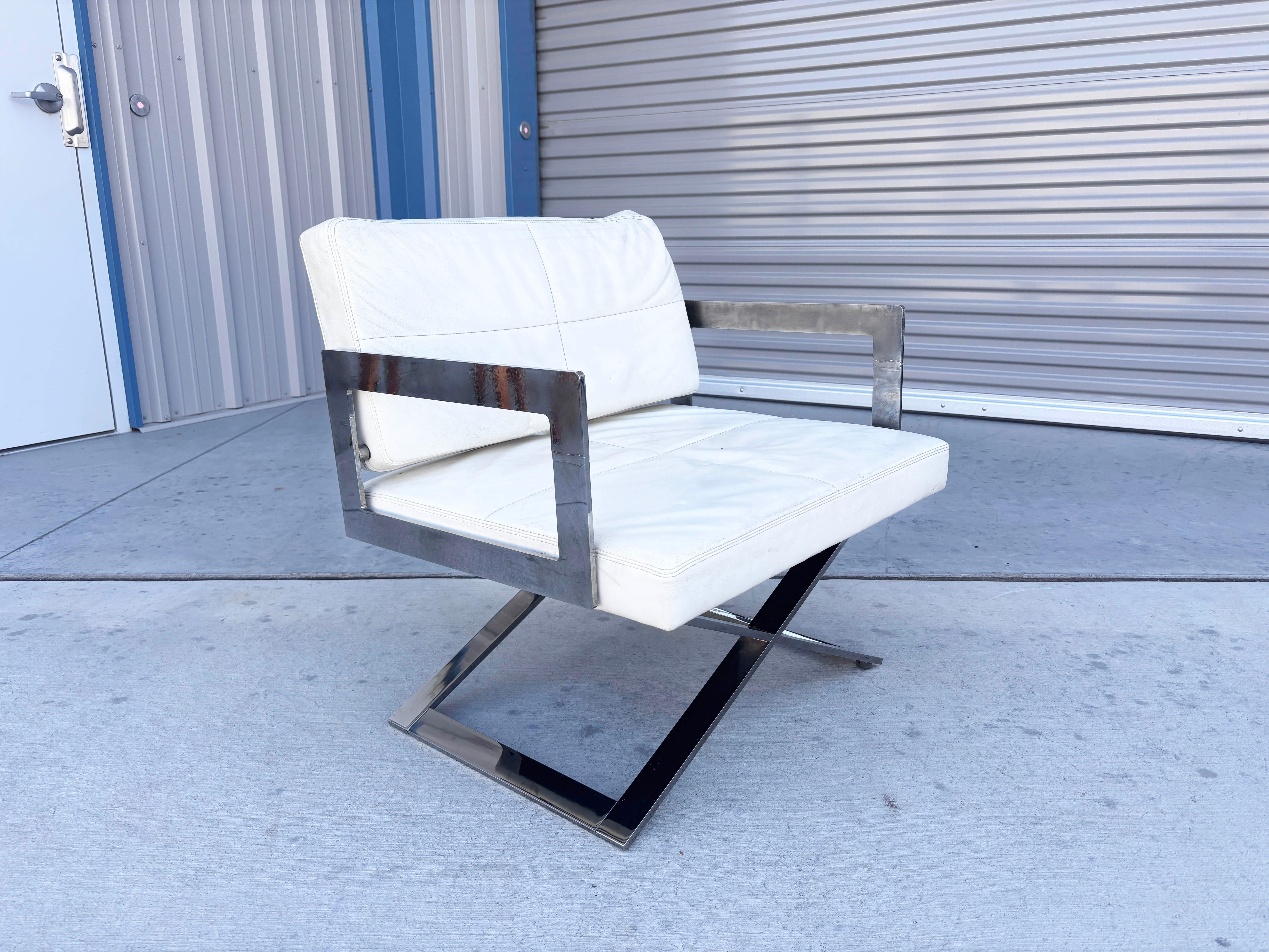 ✨ Silla de salón vintage cromada ✨

Esta impresionante tumbona cromada vintage, diseñada y fabricada en Estados Unidos hacia la década de 1980, es una mezcla perfecta de encanto retro y comodidad moderna. La pieza presenta una elegante estructura