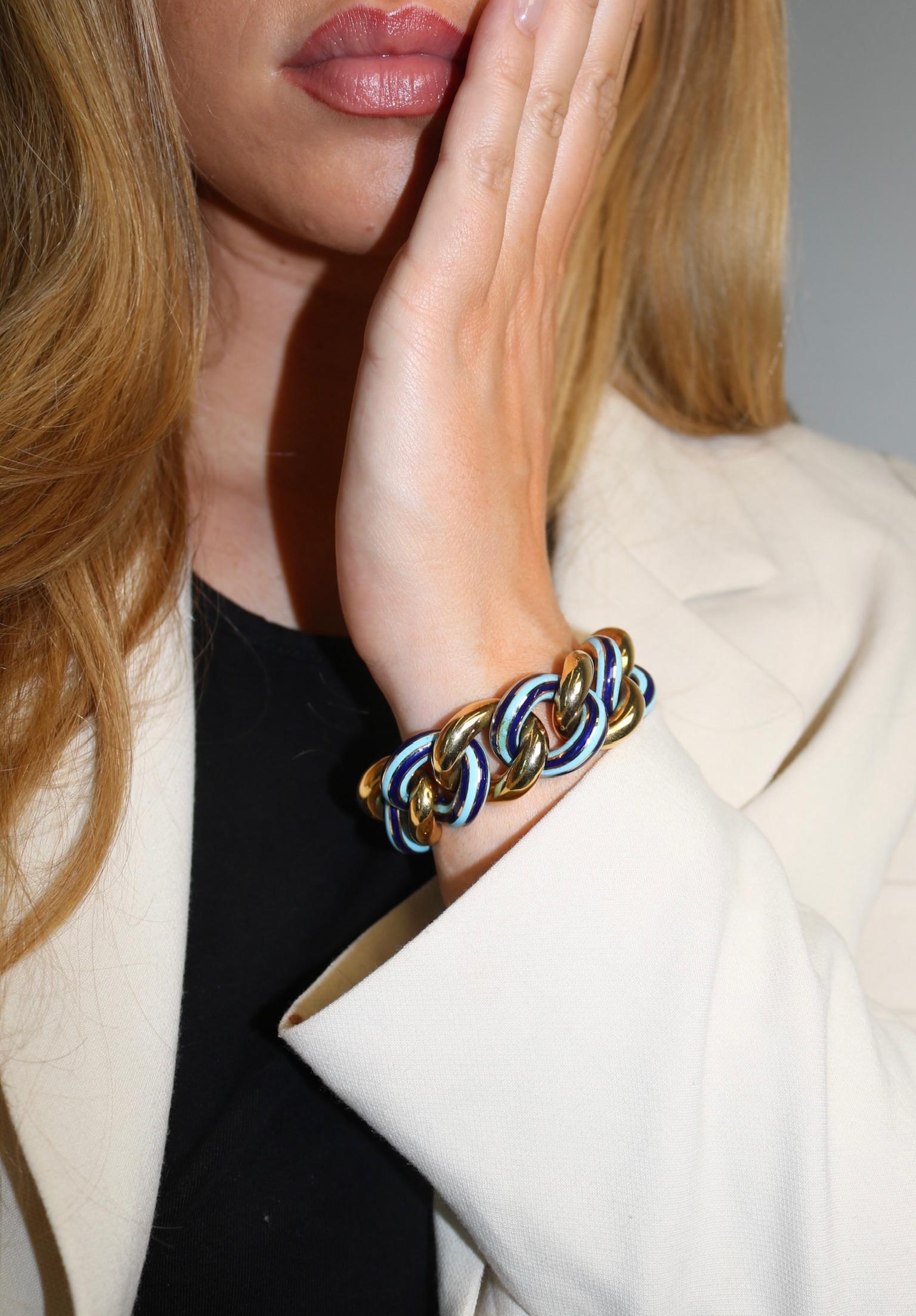 Contemporaneo Bracciale d'epoca a maglie pesanti con smalto blu oceano chiaro e scuro, lunghezza 7,5 in vendita
