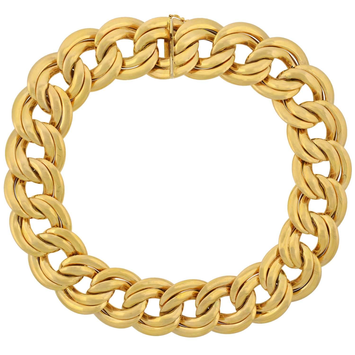 An absolutely stunning Vintage double Cuban link chain necklace with a bold and stylish look! Crafted in vibrant 14kt yellow gold, this statement necklace is comprised of large double rings that form a classic Cuban link pattern. The flat links
