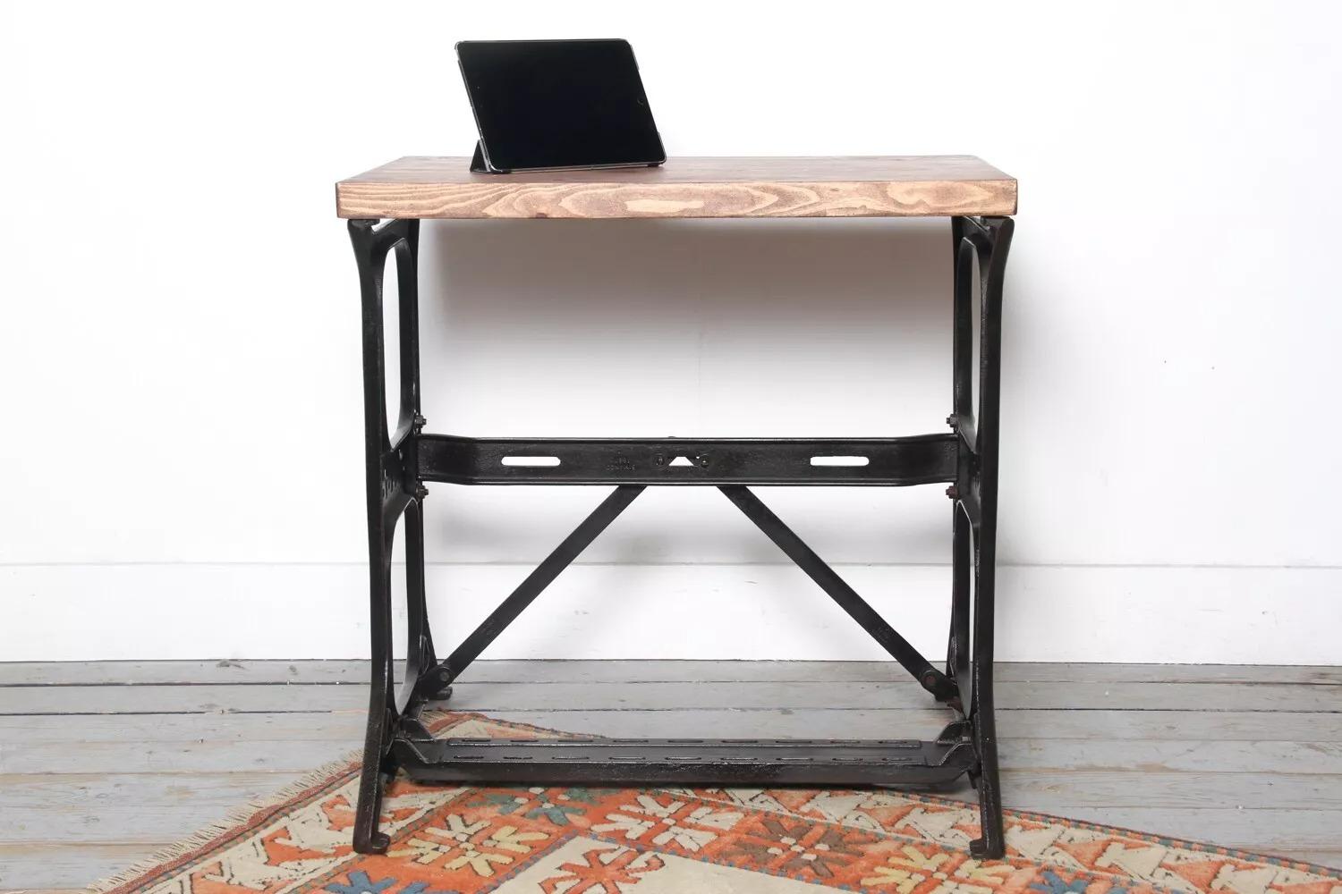 Vintage Industrie-Schreibtisch oder Arbeitstisch

Ein auffälliger alter Ingenieurs-/Maschinentisch. Der Schreibtisch verfügt über eine Platte aus aufgearbeitetem Holz, die für ein hochwertiges Finish gewachst und poliert wurde. Die Platte ist auf