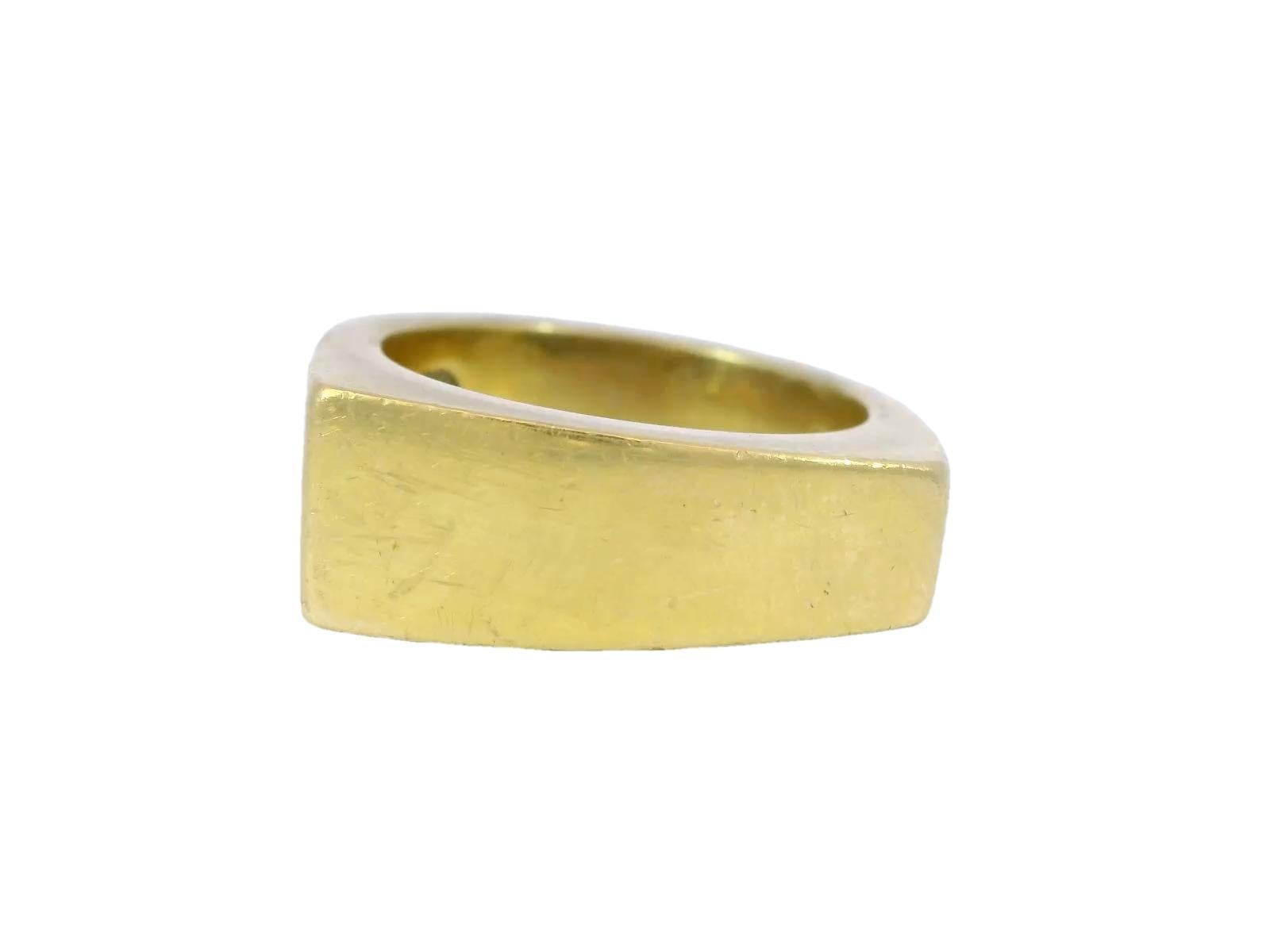 Vintage Heavy George Jensen Modernist 18K Yellow Gold Bar Ring

This contemporary Georg Jensen ring embodies the brand’s signature blend of bold design and refined simplicity. Made from 18K yellow gold, it features a distinctive rectangular top,